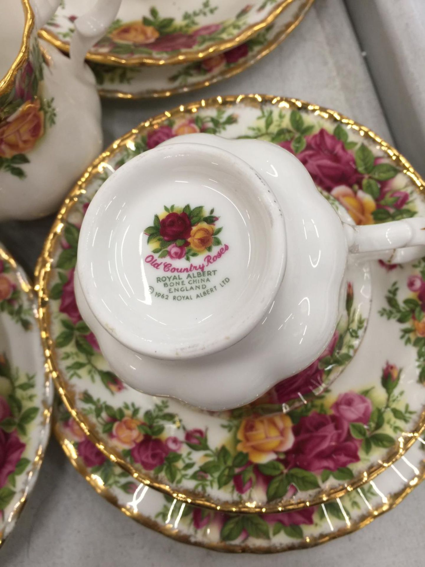 A ROYAL ALBERT 'OLD COUNTRY ROSES' TEASET TO INCLUDE DINNER PLATES, CUPS, SAUCERS, SIDE PLATES A - Image 4 of 8