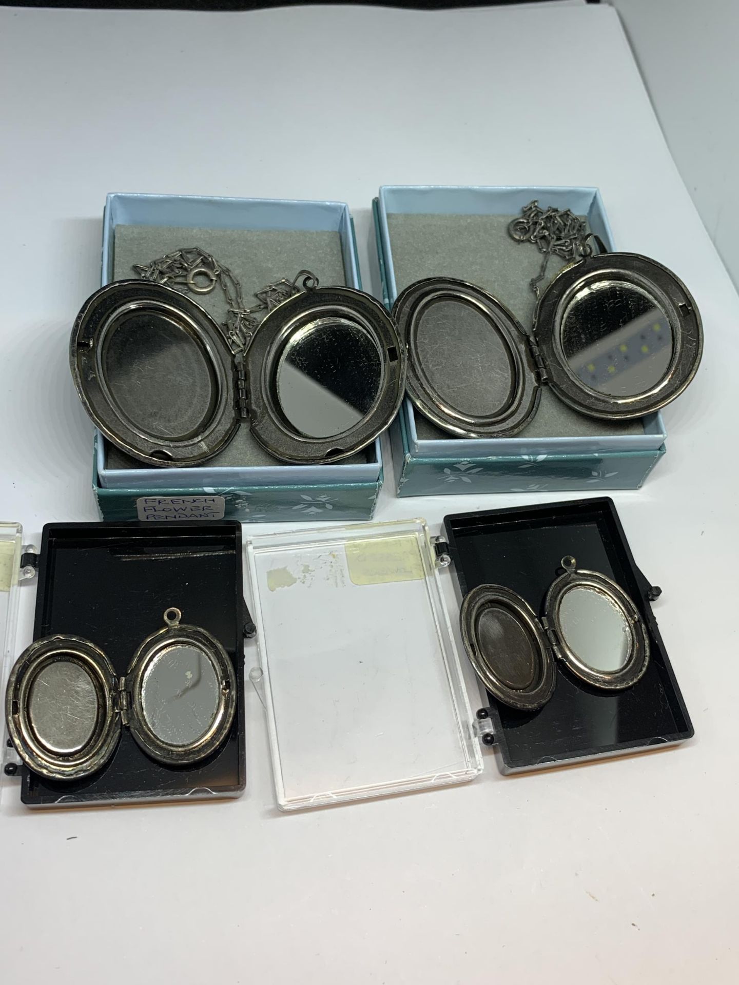 FOUR FRENCH PRESSED FLOWER LOCKETS TWO LARGE AND TWO SMALL ALL IN PRESENTATION BOXES - Image 6 of 6