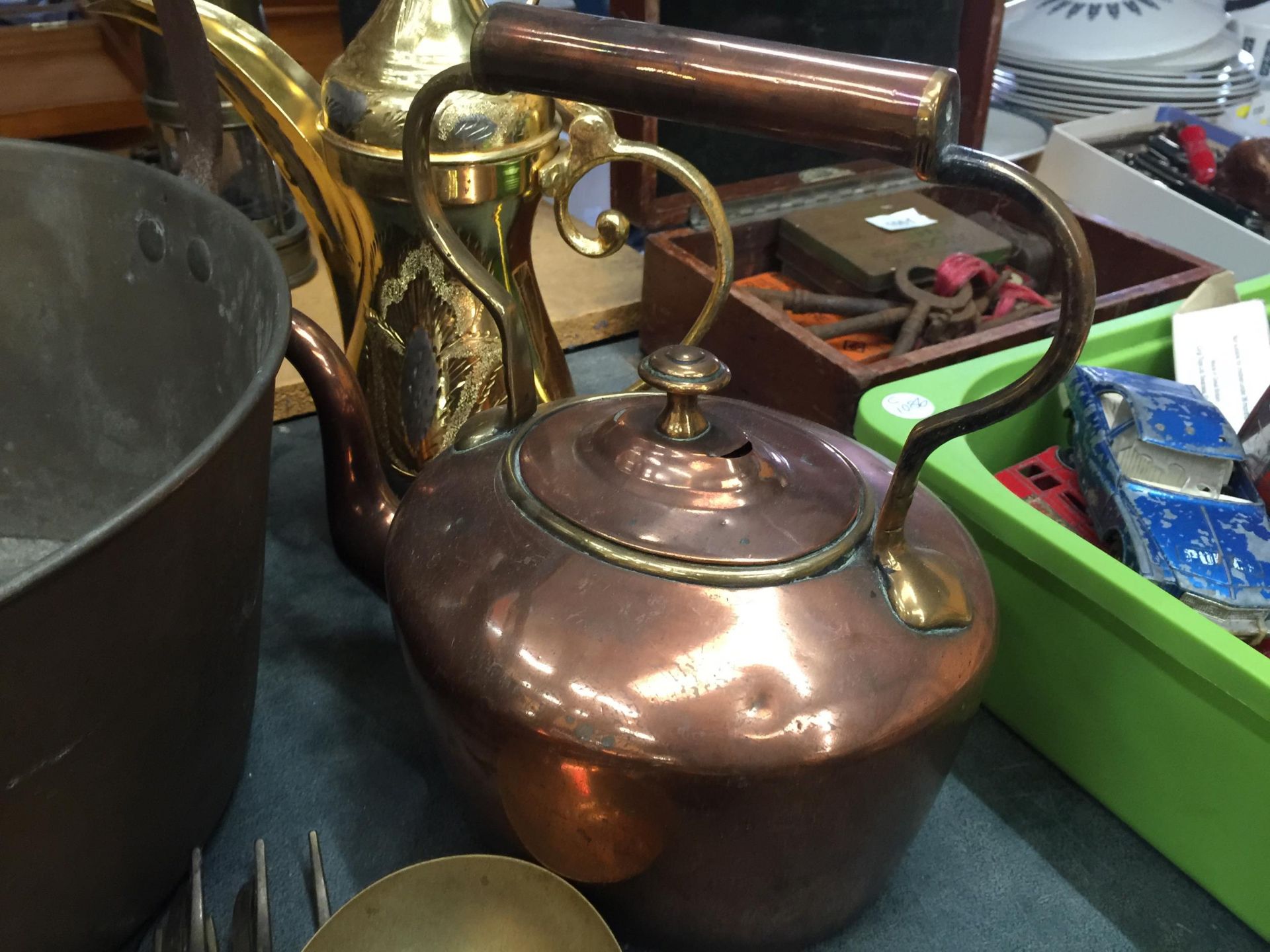 A MIXED LOT OF VINTAGE ITEMS, COPPER KETTLE, BRASS JAM PAN, ETC - Image 2 of 6