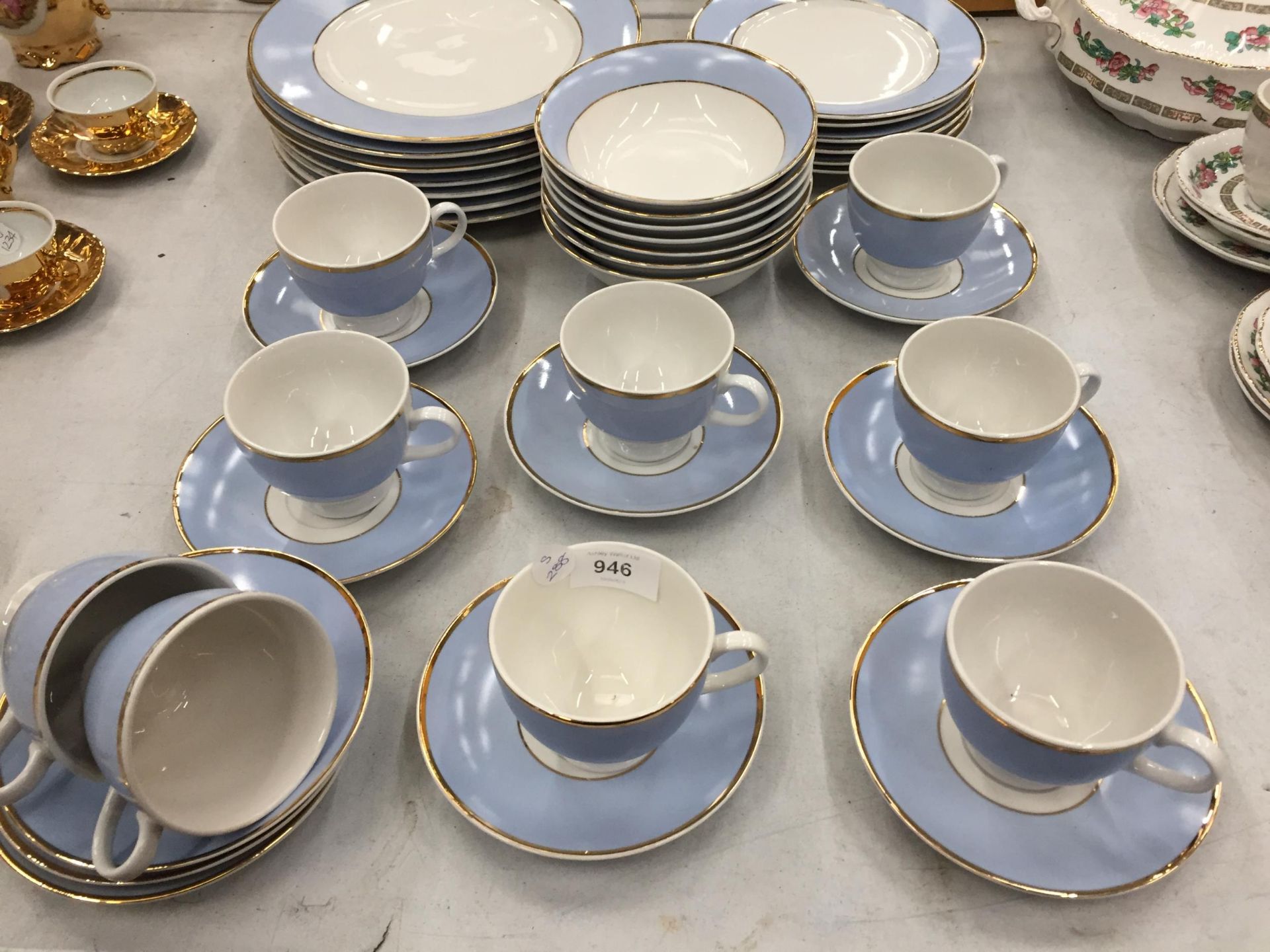 A MODERN DOULTON BLUE AND WHITE PART DINNNER SERVICE - Image 3 of 5