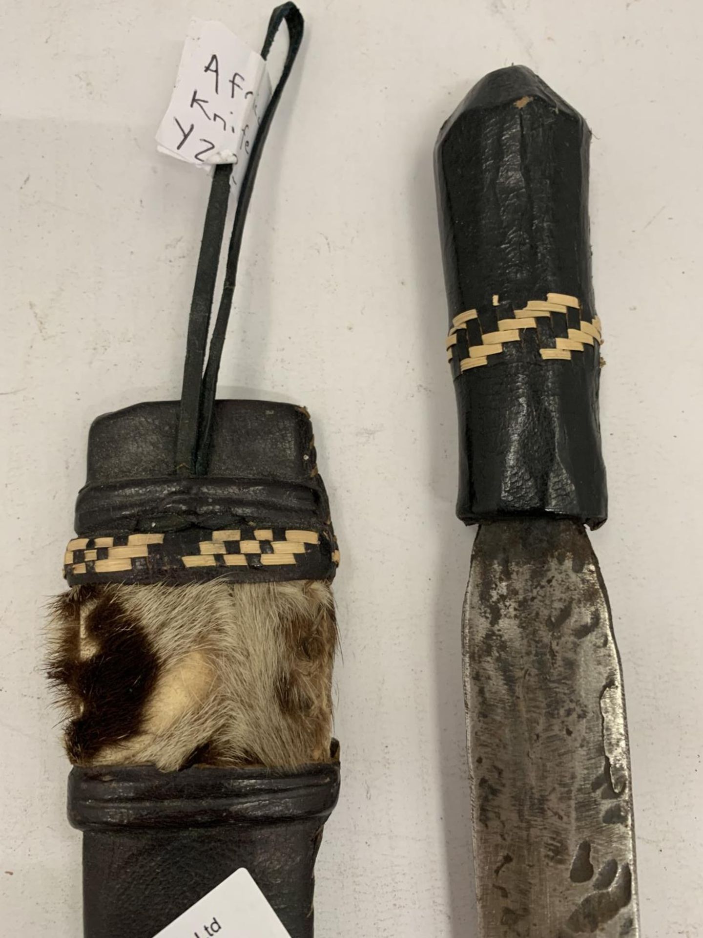 AN AFRICAN KNIFE WITH A LEATHER SHEATH LENGTH 29CM - Image 2 of 4