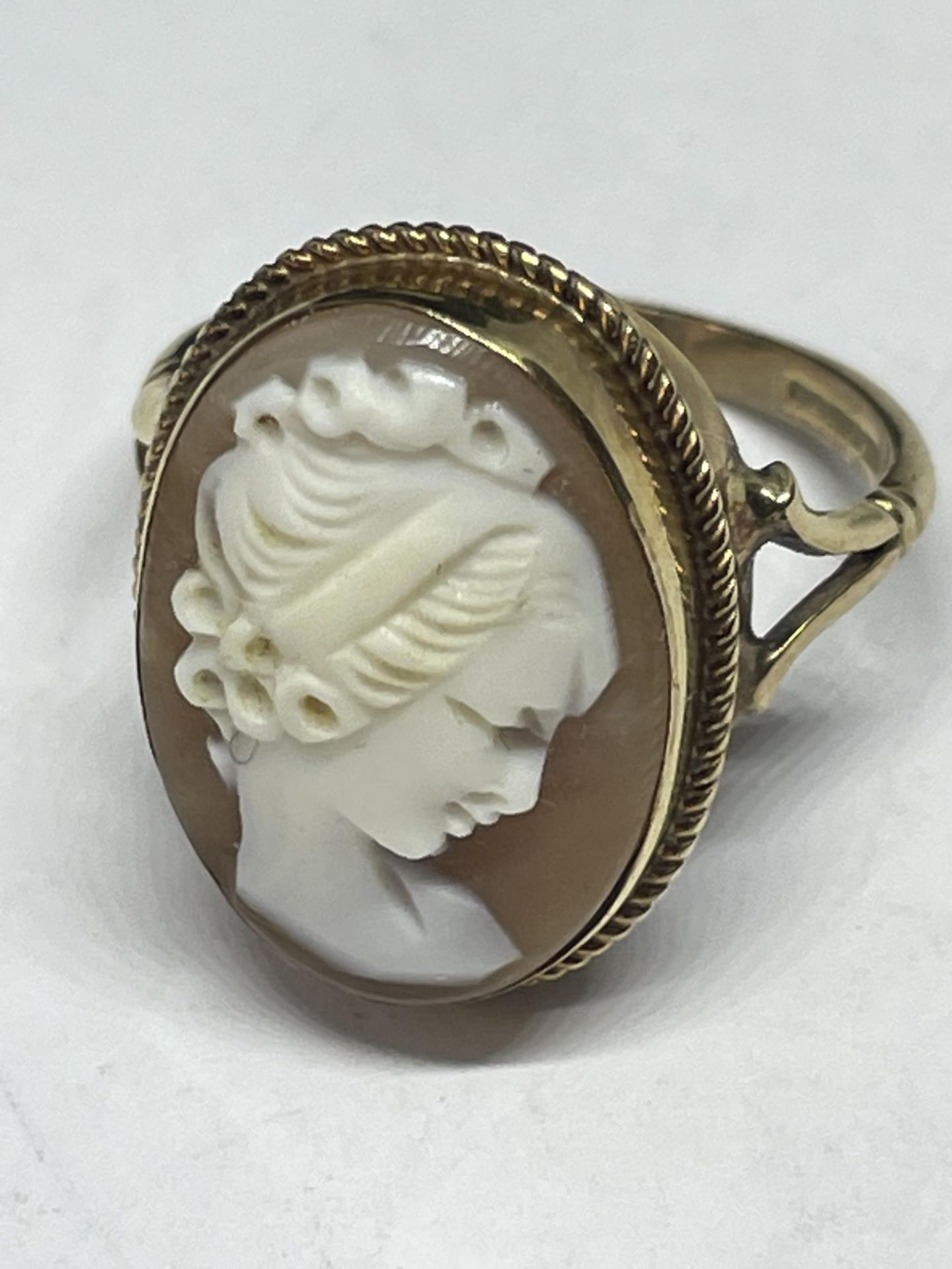 A 9 CARAT GOLD CAMEO RING GROSS WEIGHT 3.53 GRAMS SIZE O/P IN A PRESENTATION BOX