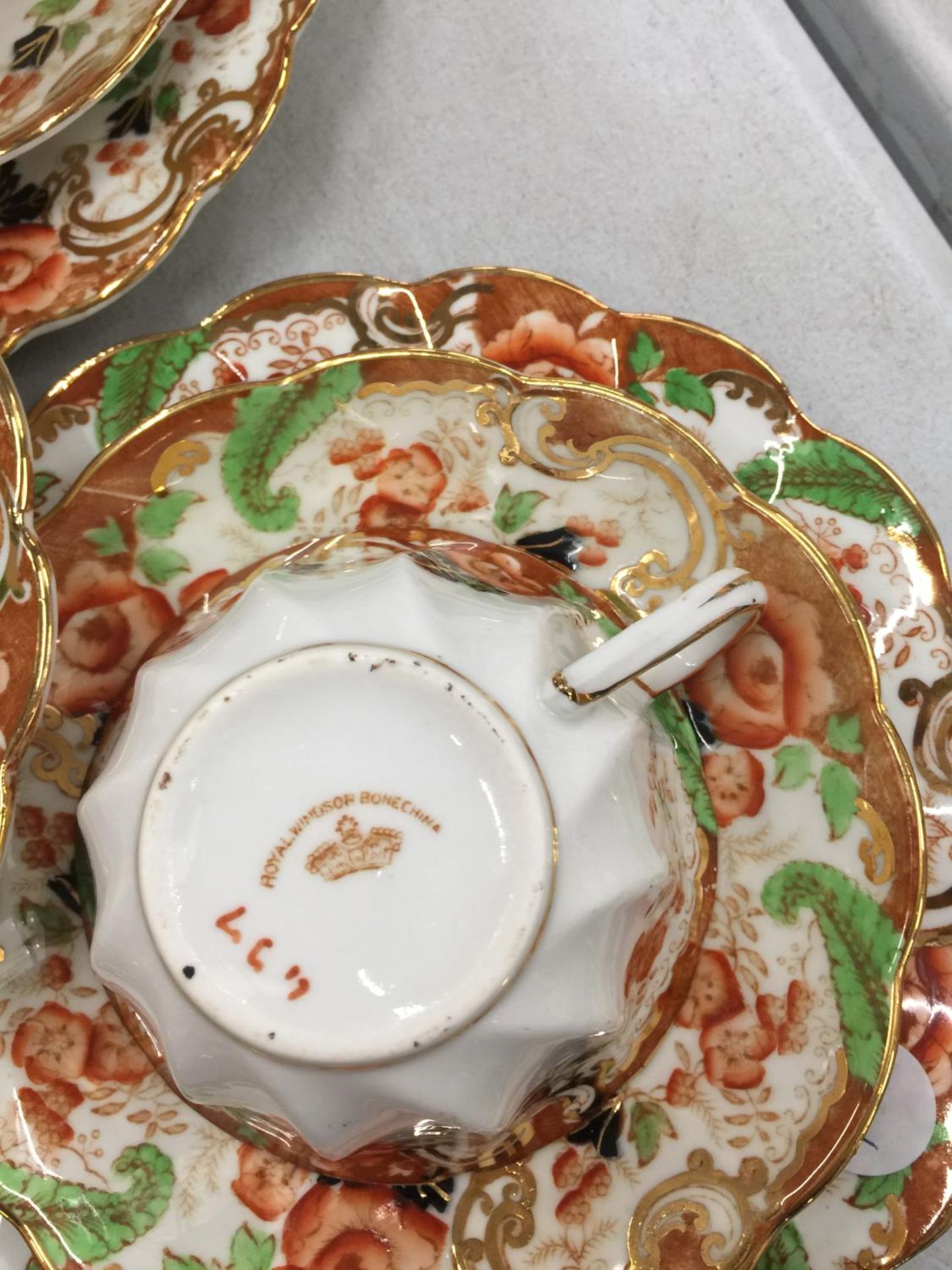 A LARGE QUANTITY OF ROYAL WINDSOR CHINA CUPS, SAUCERS AND SIDE PLATES PLUS A CREAM JUG AND SUGAR - Image 3 of 8