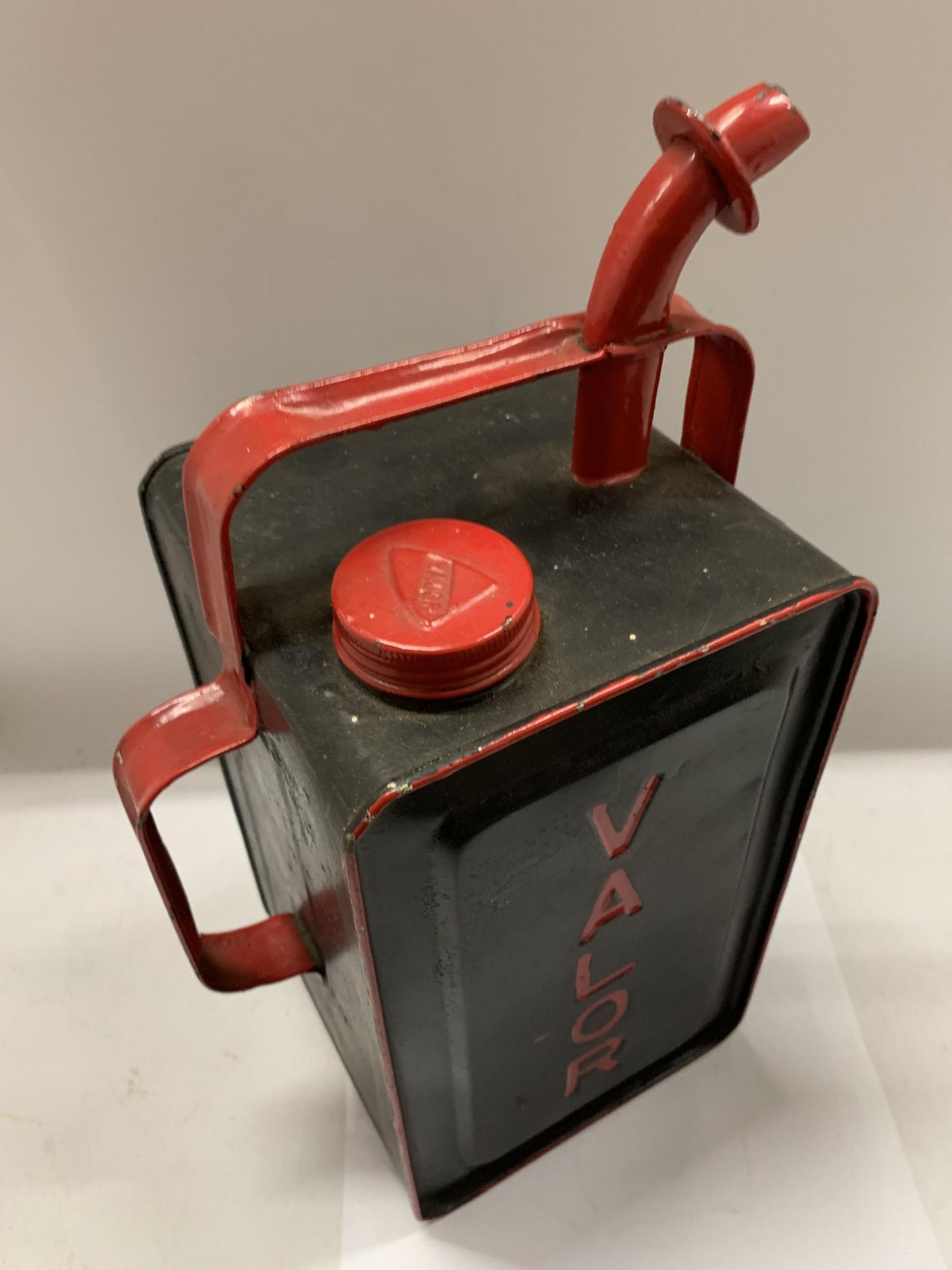 A VINTAGE VALOR PETROL / FUEL CAN - Image 3 of 4