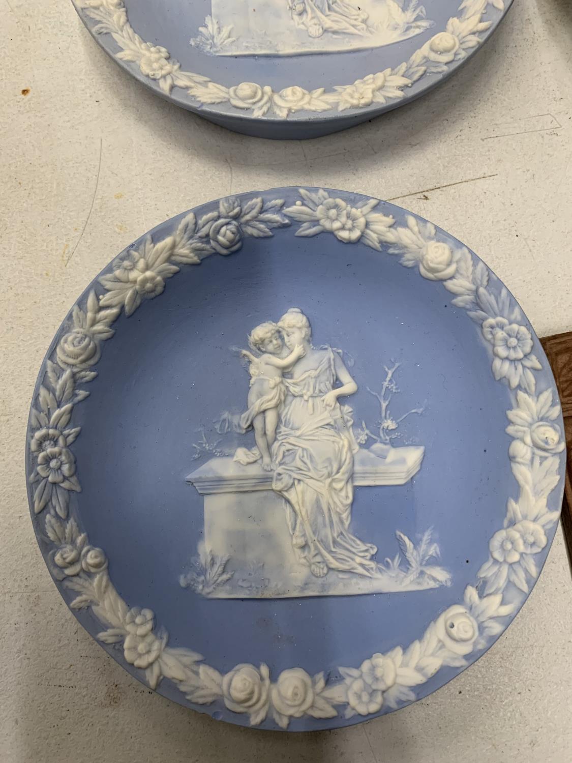 A QUANTITY OF WEDGWOOD ITEMS TO INCLUDE A PLANTER, PLATES AND PLAQUES PLUS TERRACOTTA TILES, - Image 3 of 10