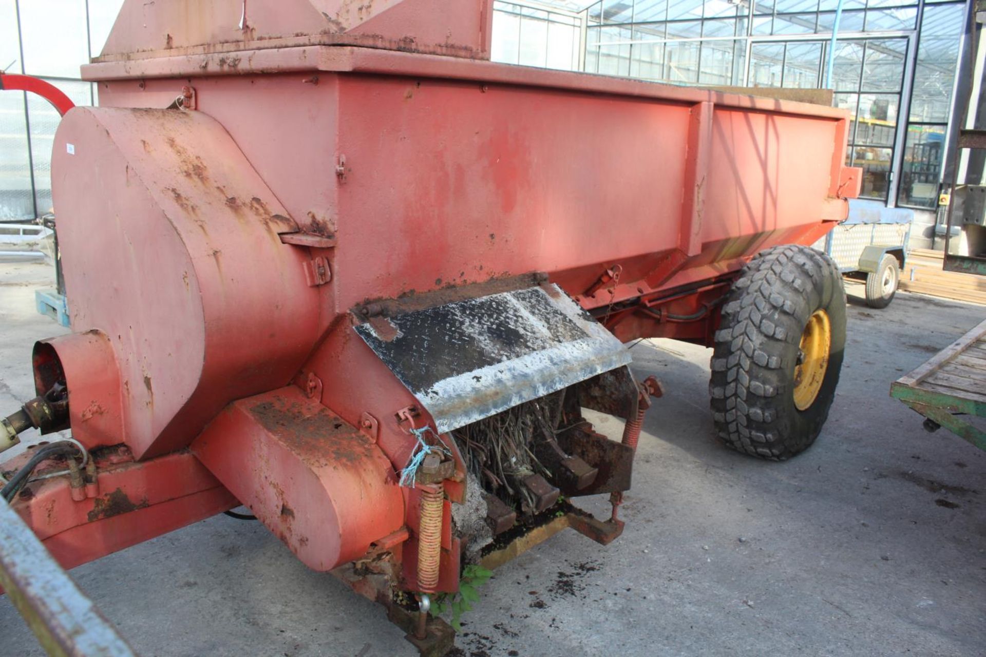 A SINGLE AXLE SIDE DISCHARGE MANURE SPREADER NO VAT - Image 3 of 3