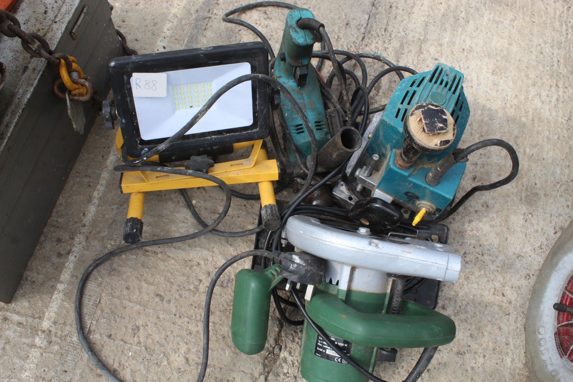 A CHAIN SAW ENGINE & TOOLBOX NO VAT - Image 2 of 3