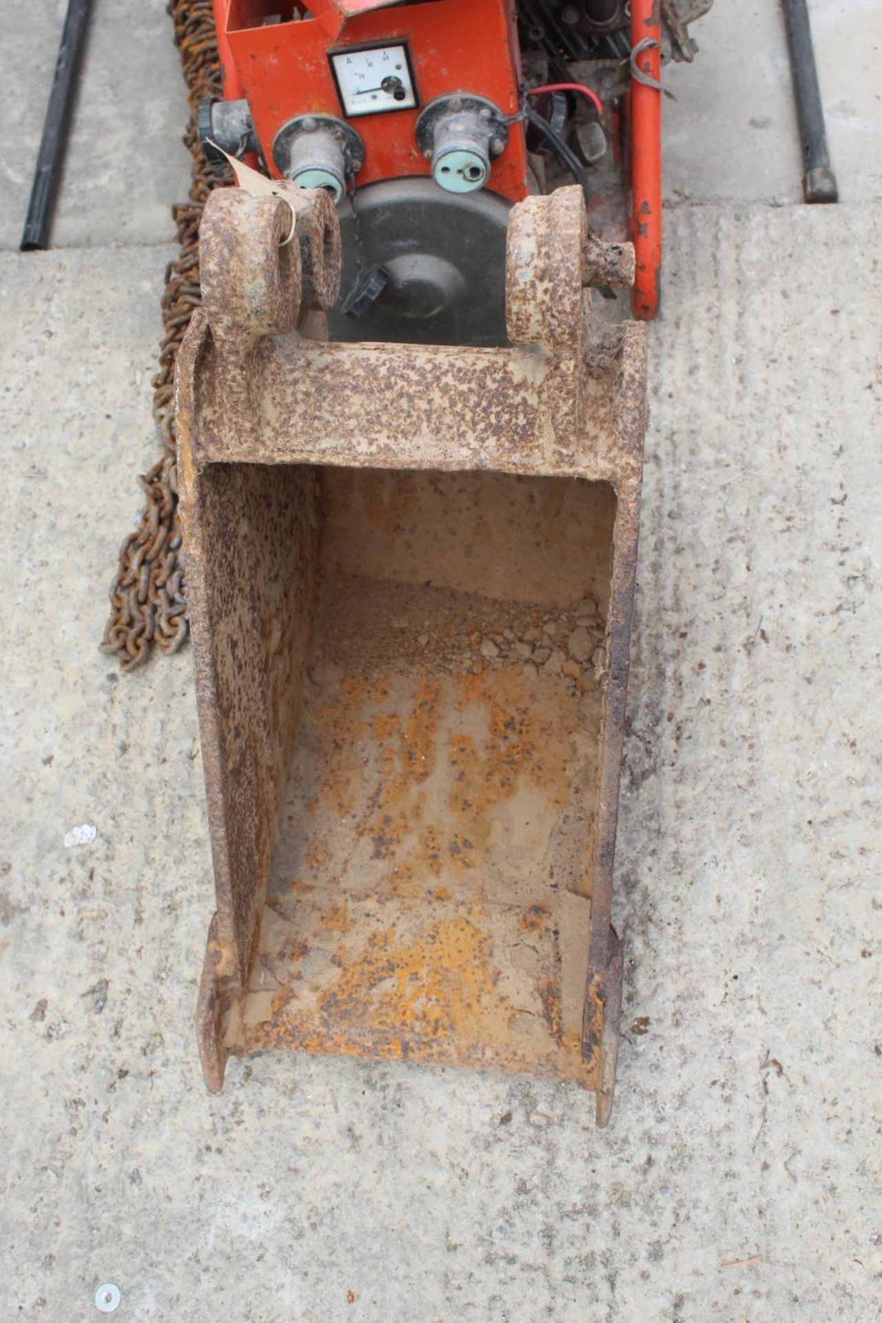 DIGGER BUCKET, GENERATOR, CHAIN HOIST, BACK JACK + VAT - Image 2 of 4