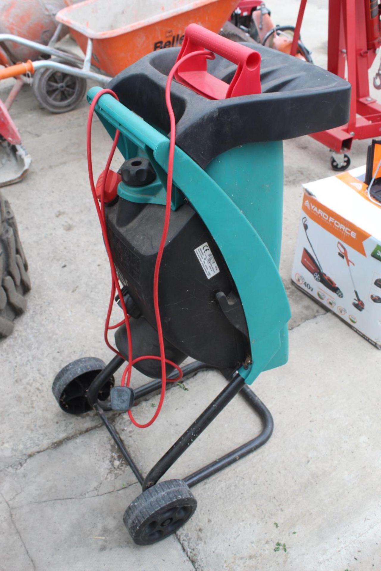 AN ELECTRIC BOSCH AXT RAPID 2200 GARDEN SHREDDER BELIEVED IN WORKING ORDER BUT NO WARRANTY GIVEN - Image 2 of 2