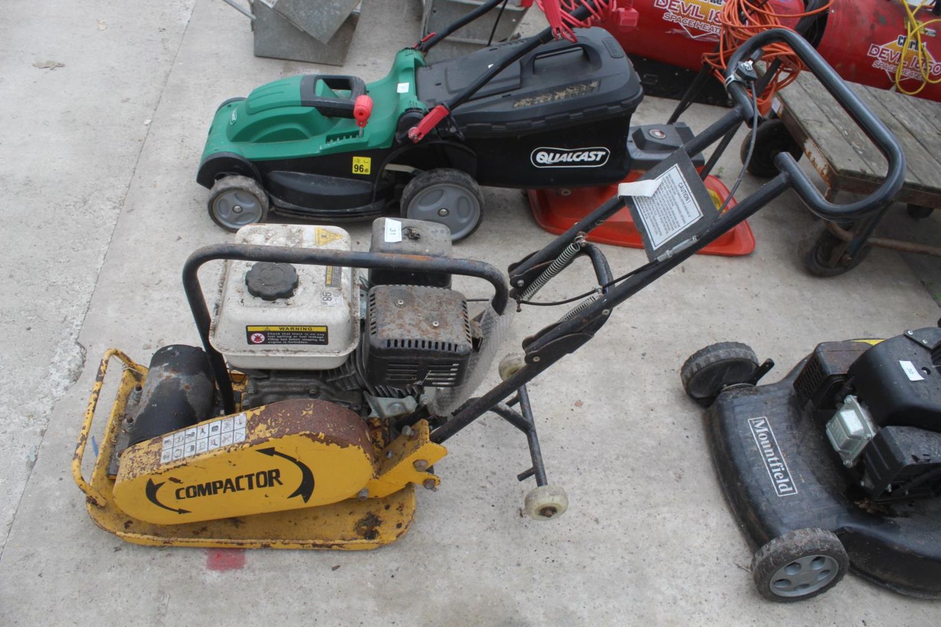 A PETROL COMPACTOR WACKER PLATE BELIEVED IN WORKING ORDER BUT NO WARRANTY GIVEN NO-VAT