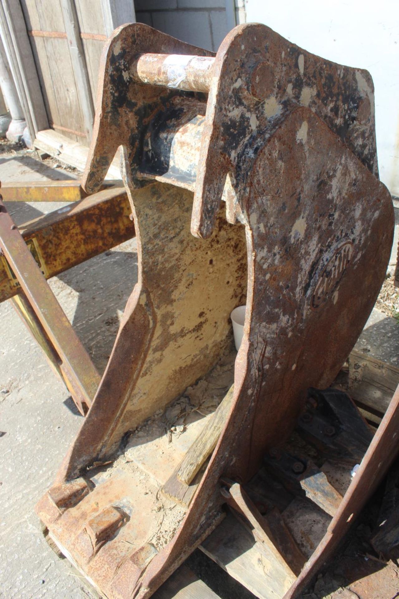 A GEITH DIGGER BUCKET 300MM WITH 45MM PINS + VAT - Image 2 of 2