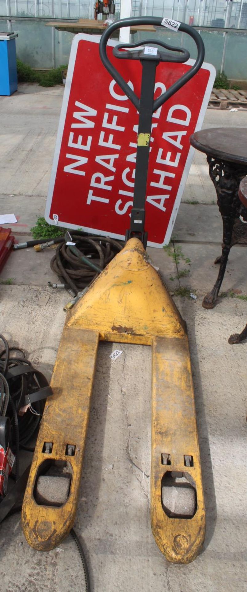 PALLET TRUCK (WORKING) NO VAT