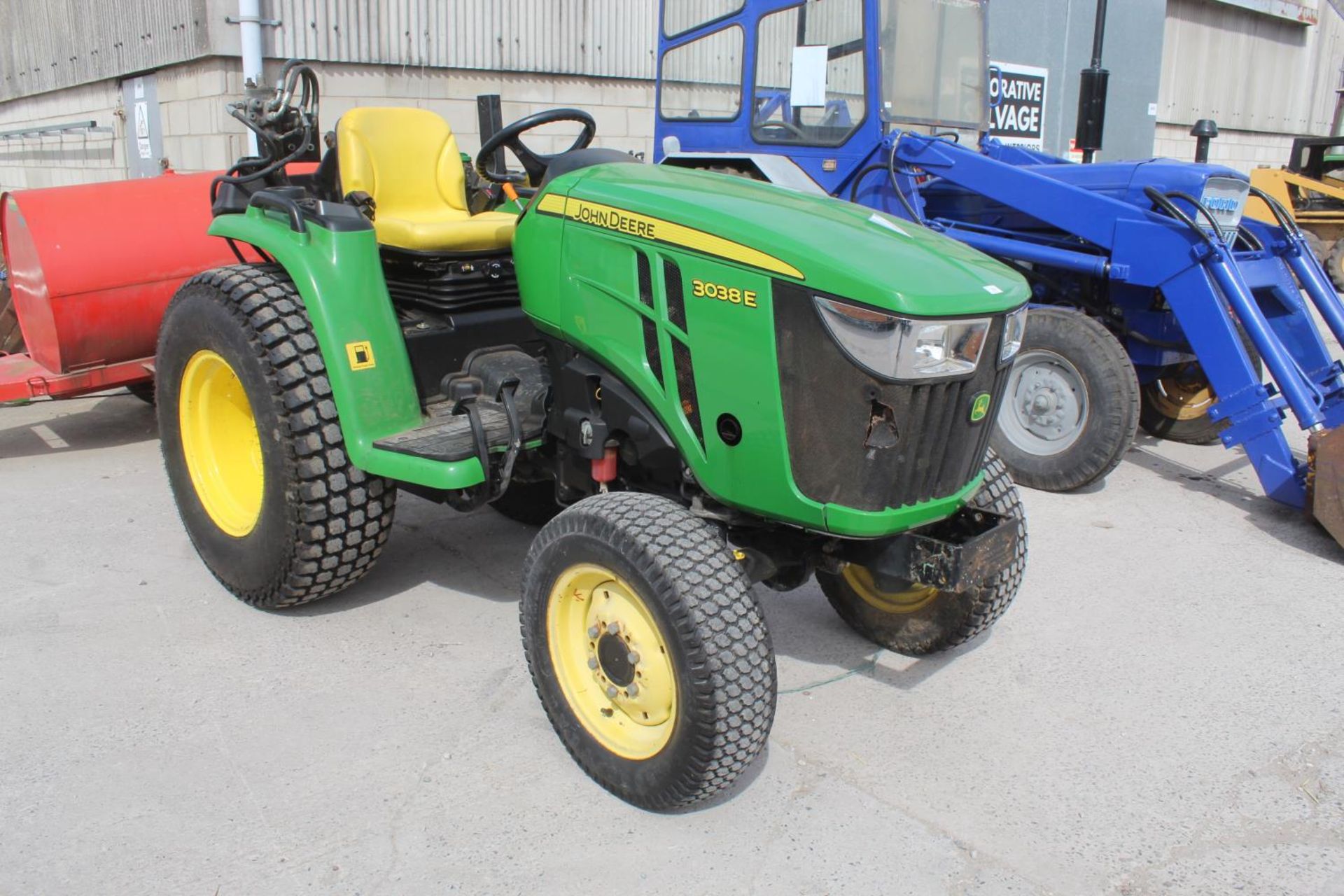 JOHN DEERE 3038E COMPACT TRACTOR 2021 617 HOURS APPROX ONE OWNER FROM NEW USER MANUAL FULL TER - Image 5 of 8