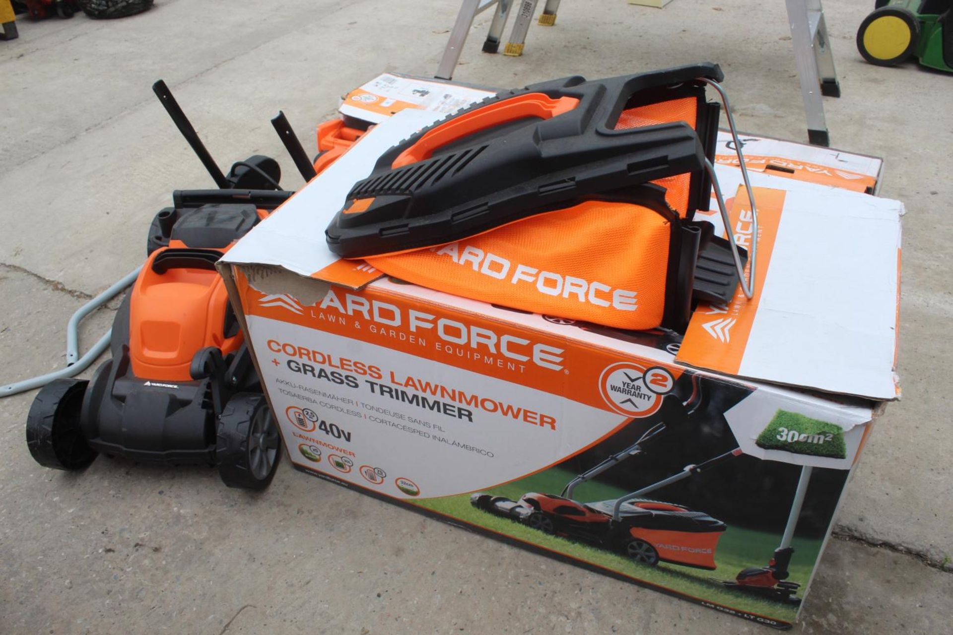 AN AS NEW AND BOXED ELECTRIC CORDLESS WORKFORCE SET TO INCLUDE LAWNMOWER. STRIMMER, LONG REACH HEDGE - Image 5 of 5