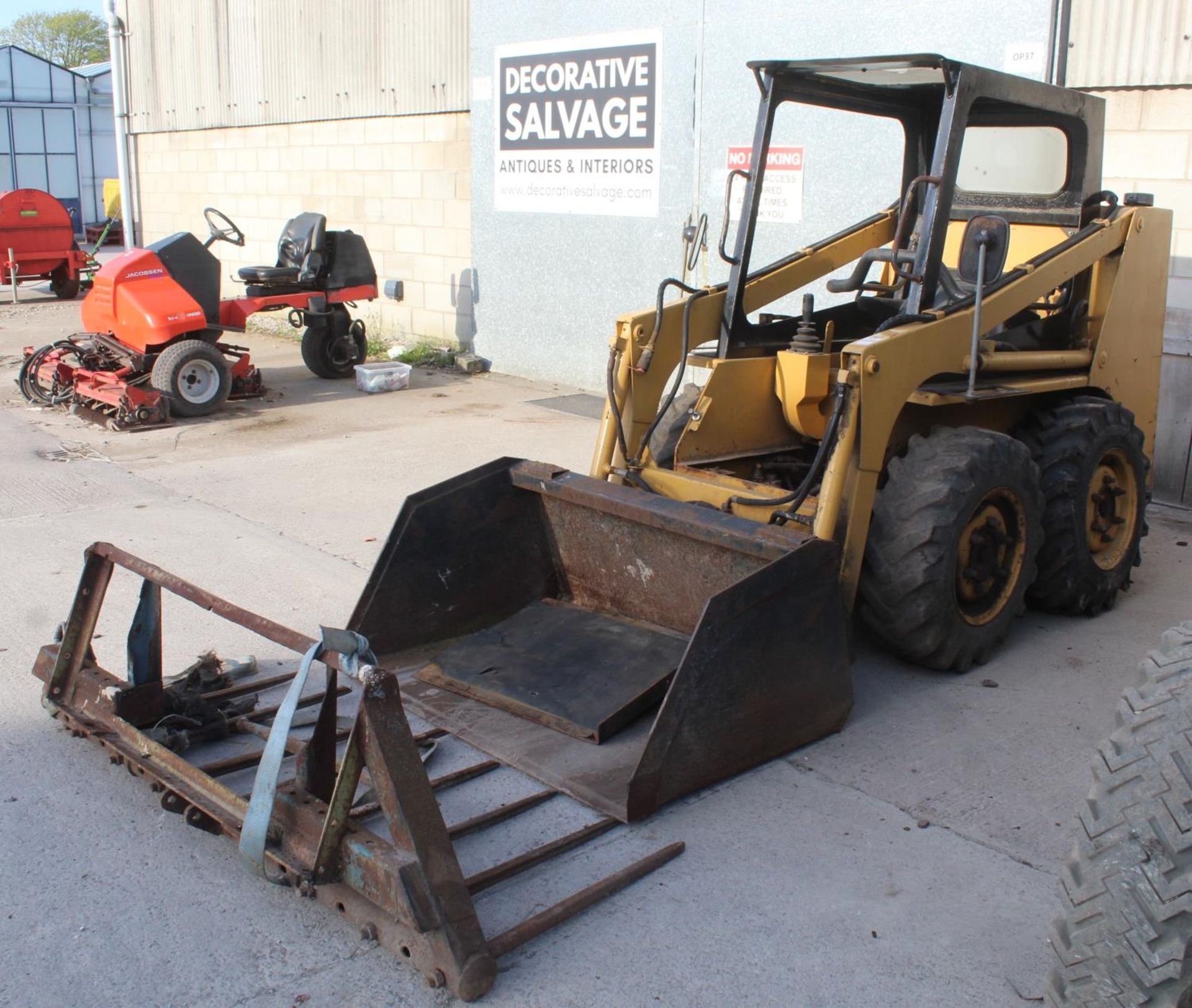 A CATERPILLAR SKID STEER + BUCKET + FORKS SPARES OR REPAIRS + VAT