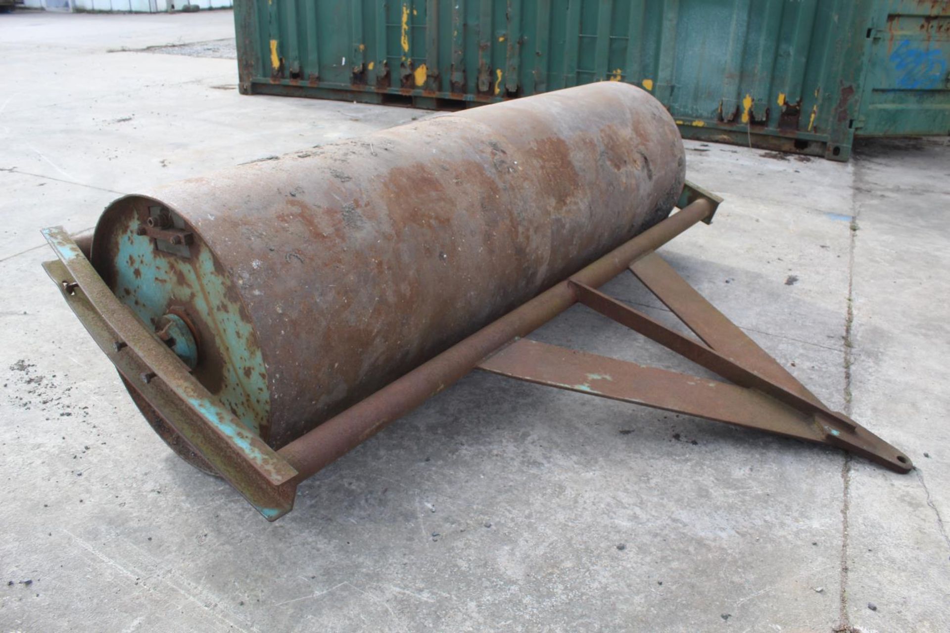 A FLAT ROLLER APPROX 8'WIDE NO VAT