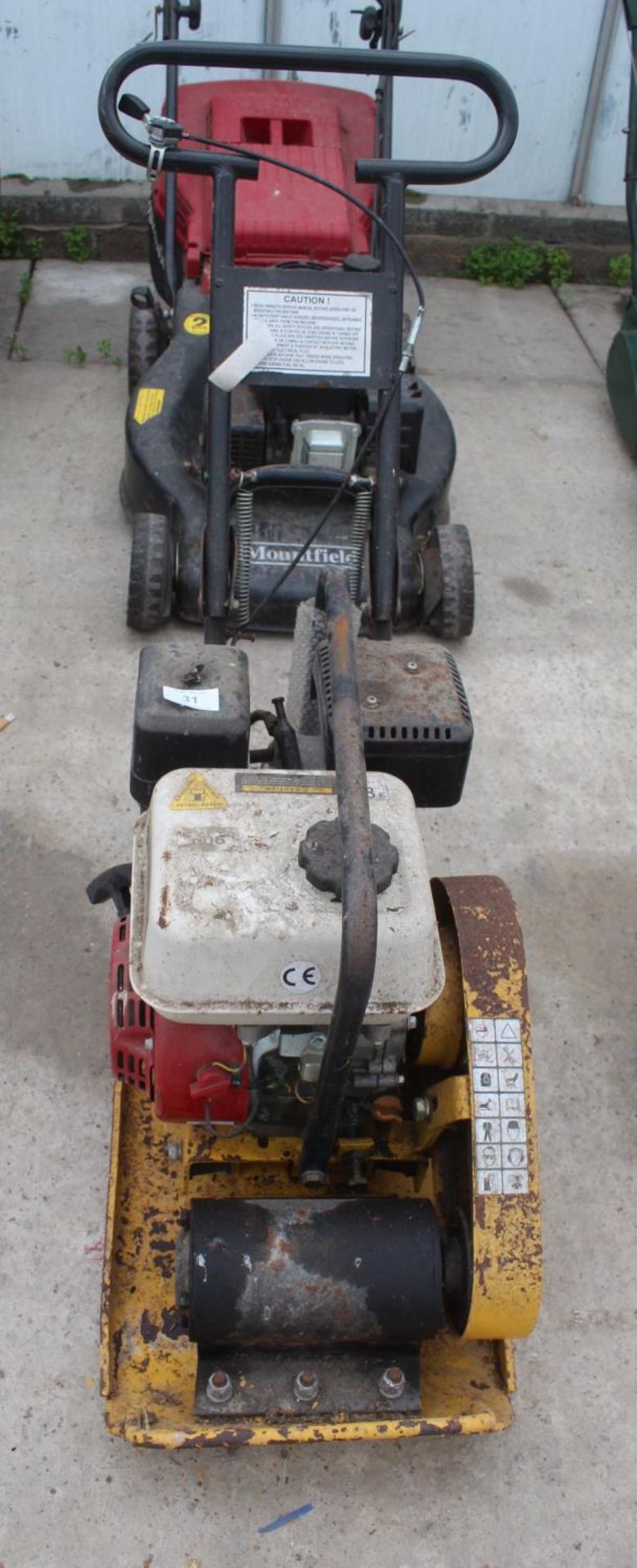 A PETROL COMPACTOR WACKER PLATE BELIEVED IN WORKING ORDER BUT NO WARRANTY GIVEN NO-VAT - Image 2 of 3