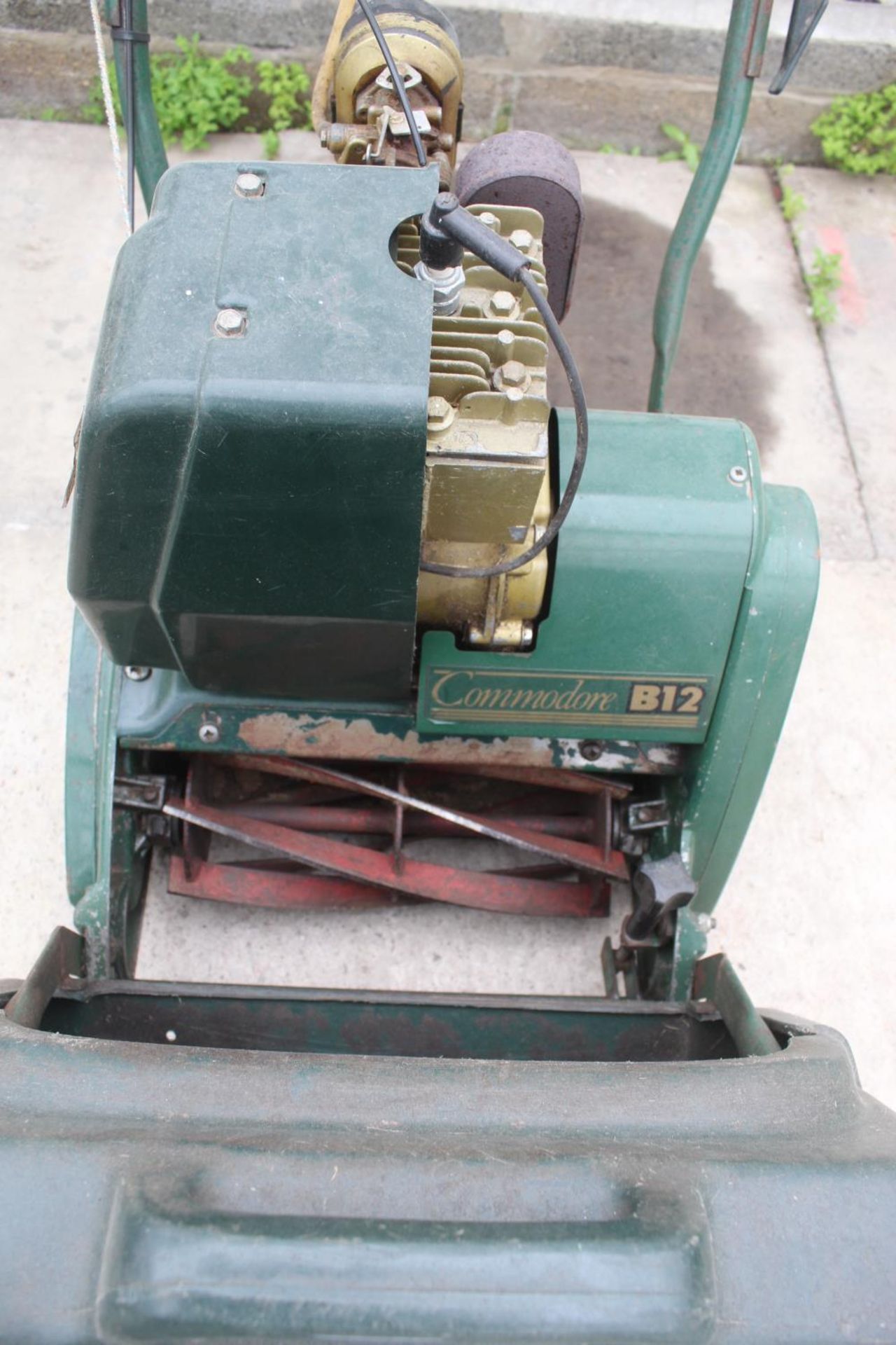 A PETROL CYLINDER COMMORE B12 ATCO LAWNMOWER COMPLETE WITH GRASS BOX AND MANUAL BELIEVED IN - Image 2 of 3