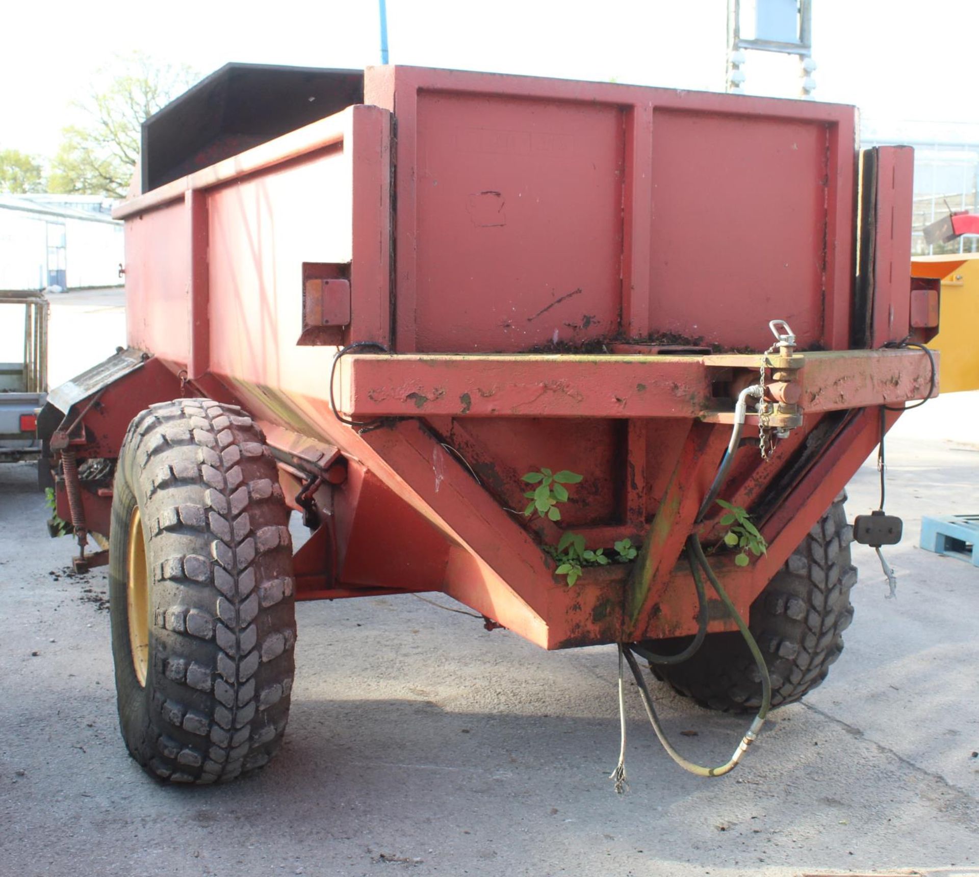 A SINGLE AXLE SIDE DISCHARGE MANURE SPREADER NO VAT - Image 2 of 3