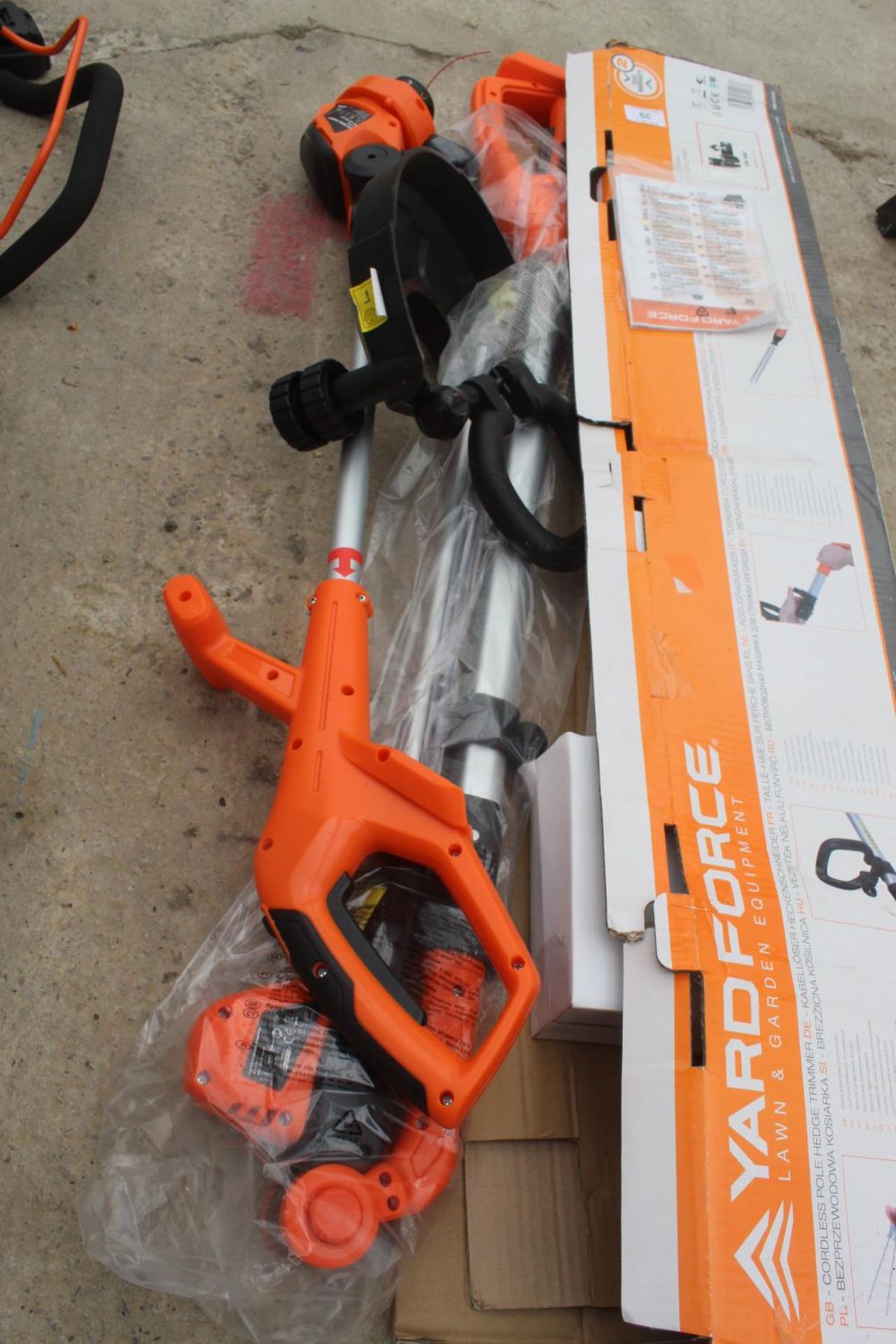 AN AS NEW AND BOXED ELECTRIC CORDLESS WORKFORCE SET TO INCLUDE LAWNMOWER. STRIMMER, LONG REACH HEDGE - Image 4 of 5