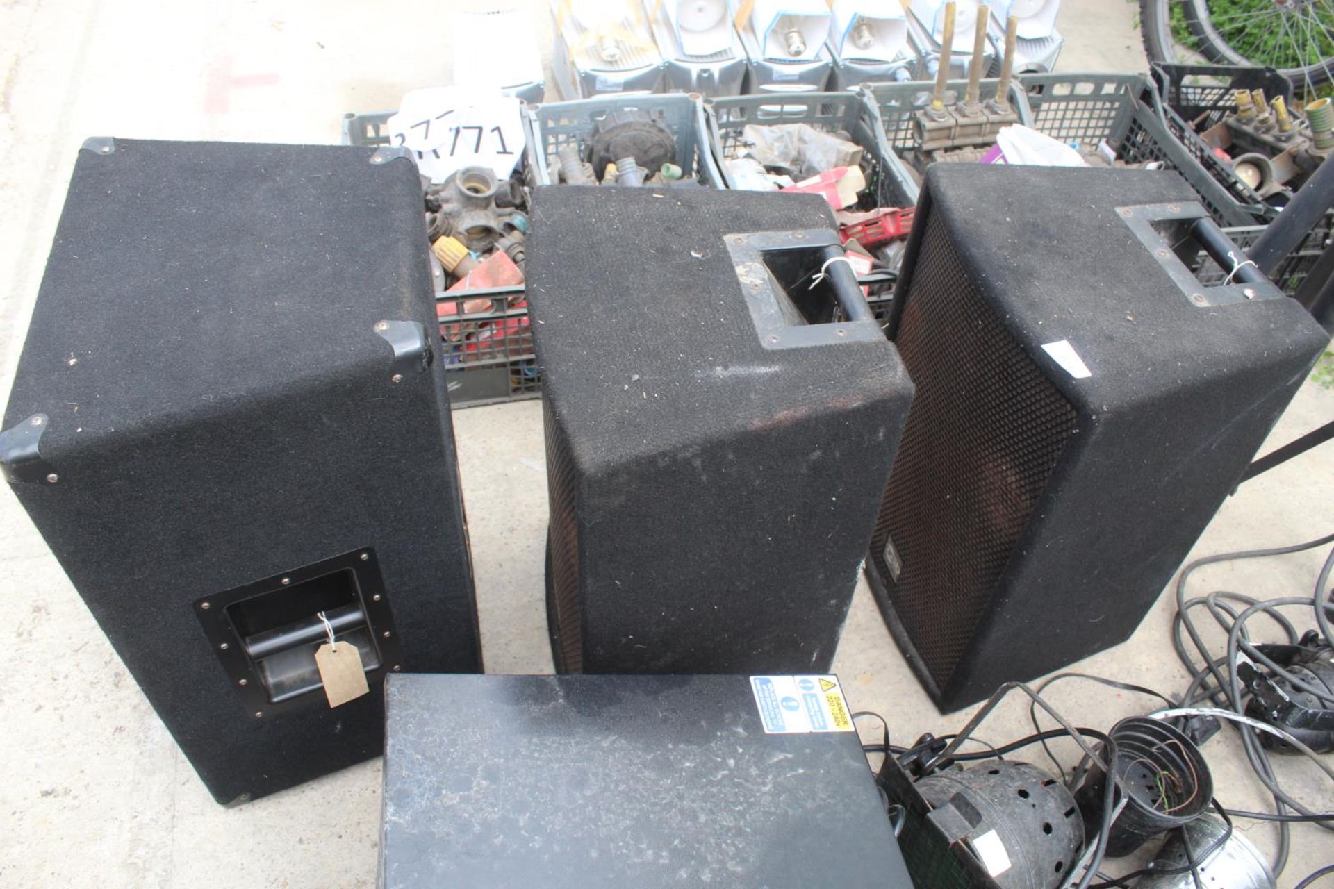 3 SPEAKERS AND TRIPODS , DISCO LIGHTS, MIXING EQUIPMENT, SMOKE MACHINE AND LASER NO VAT - Image 3 of 6