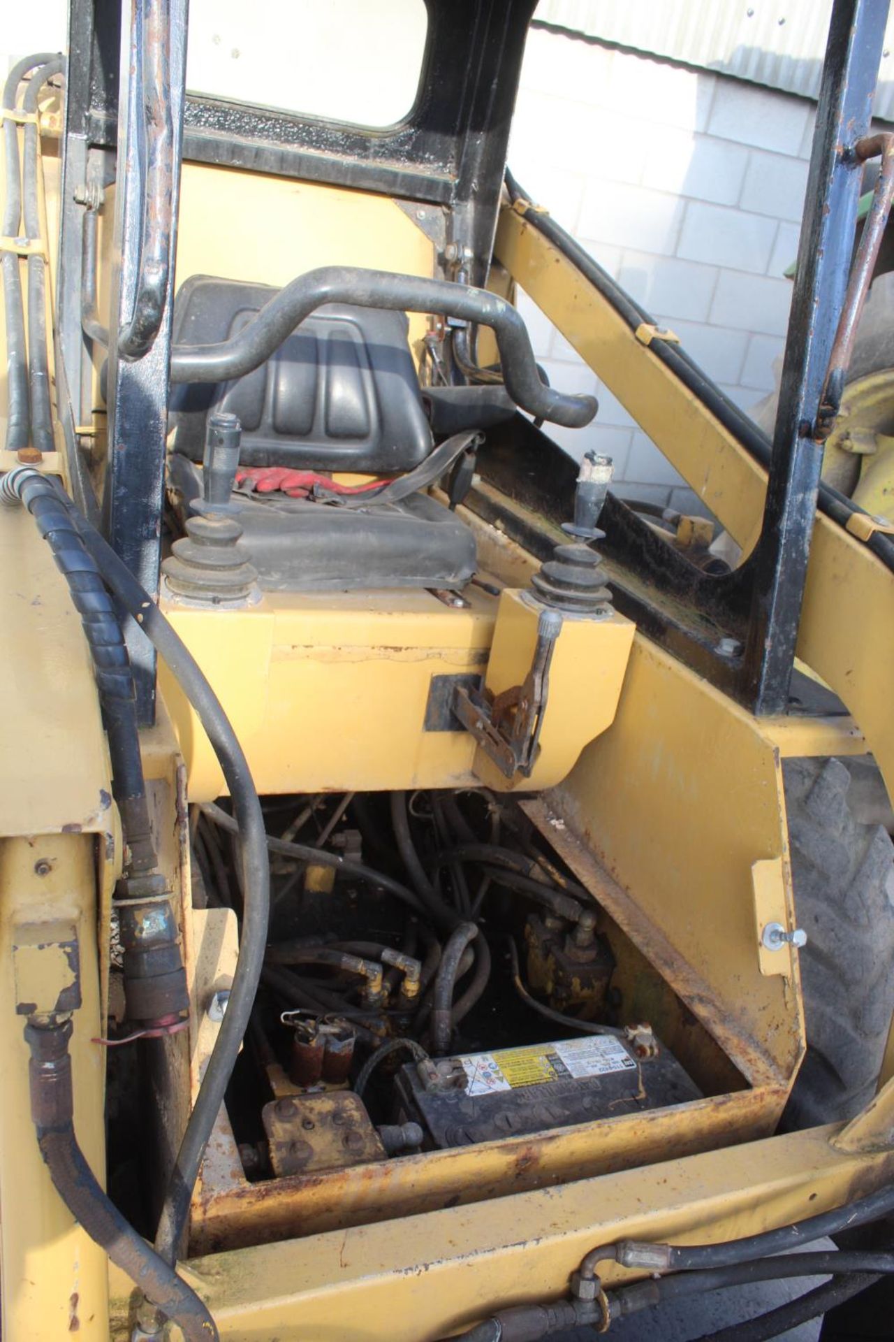 A CATERPILLAR SKID STEER + BUCKET + FORKS SPARES OR REPAIRS + VAT - Image 4 of 4