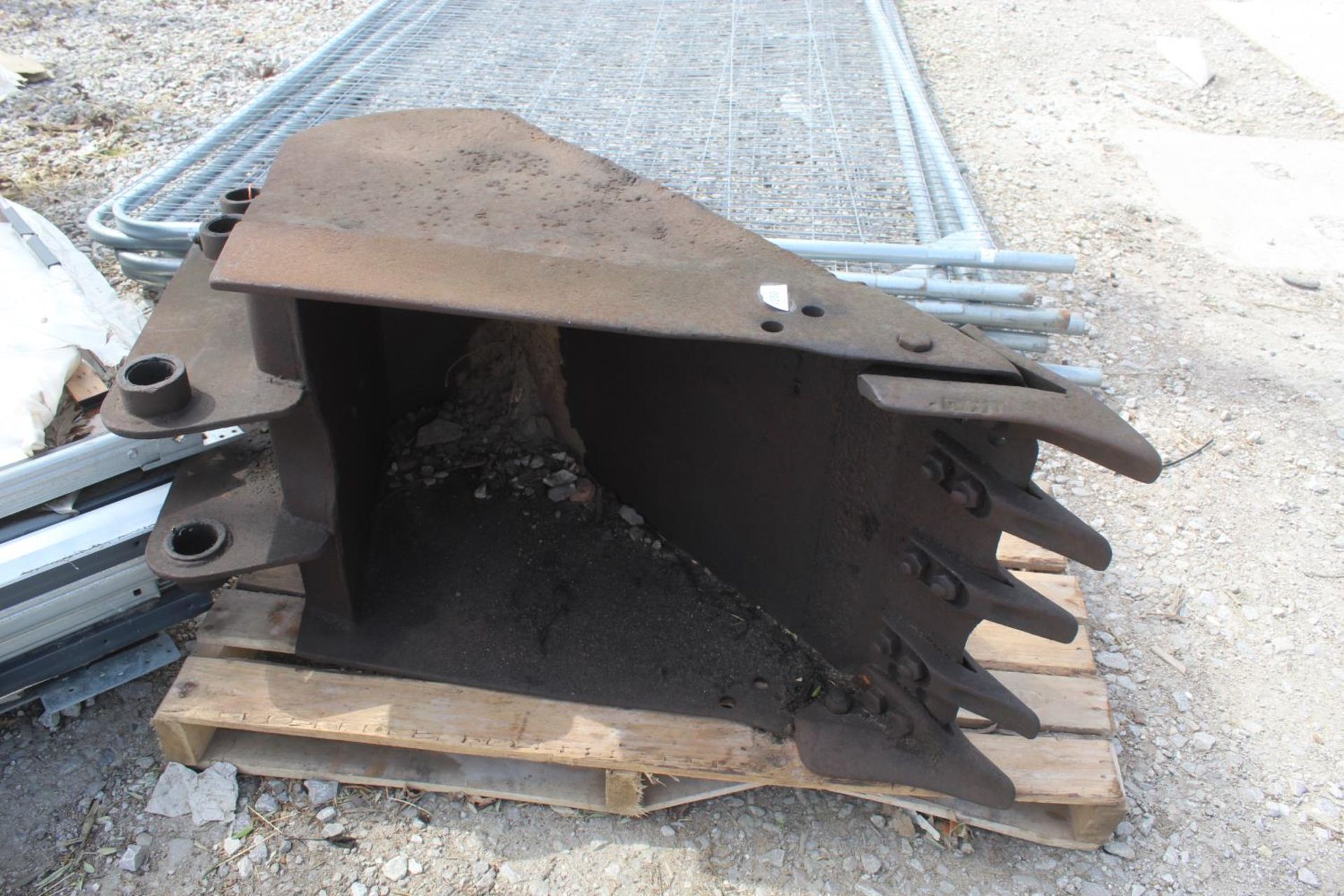 DIGGER BUCKET WITH TEETH + VAT