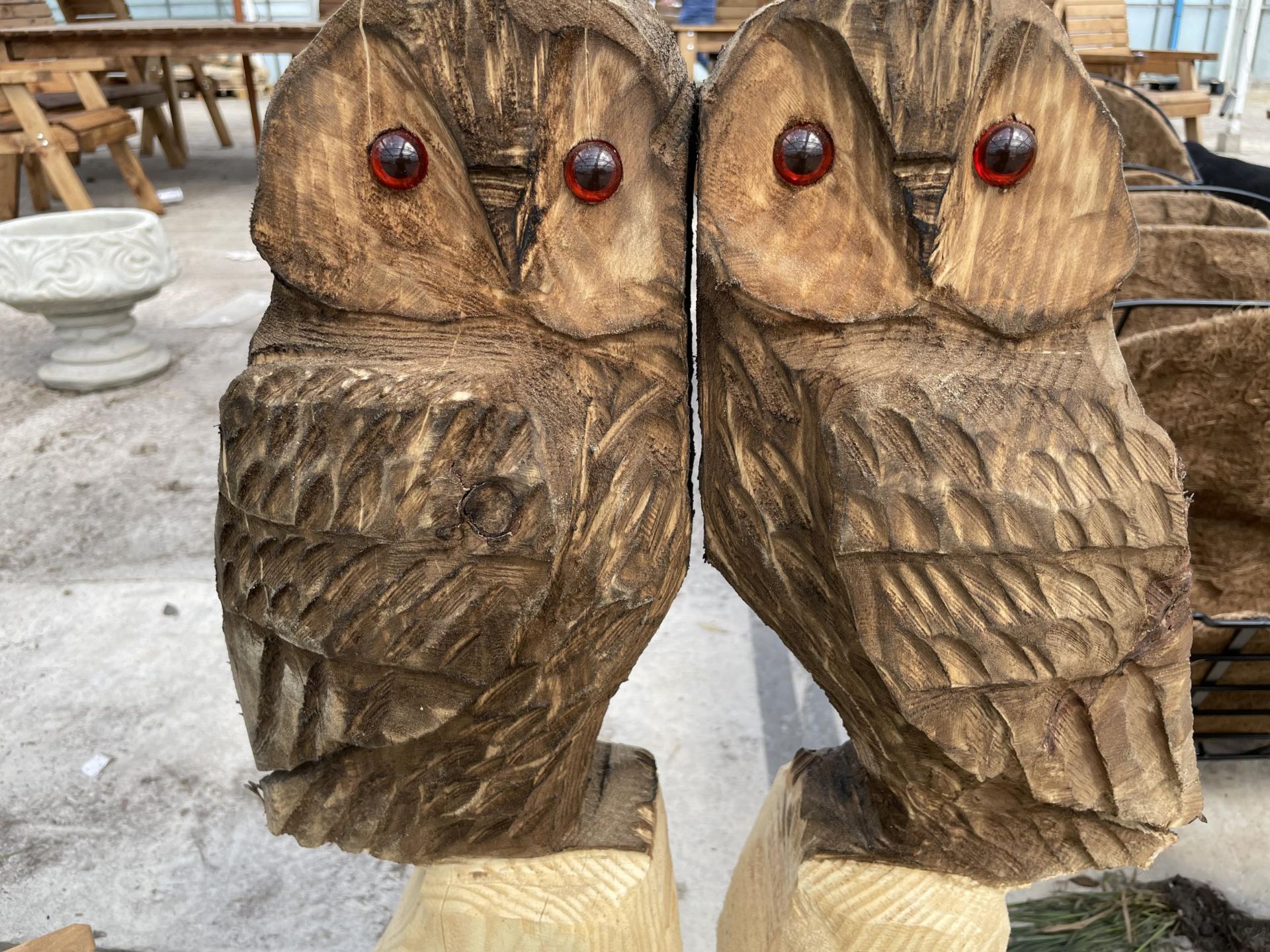 A PAIR OF OWLS WOOD CARVING APPROXIMATELY 75CM TALL - Image 2 of 3