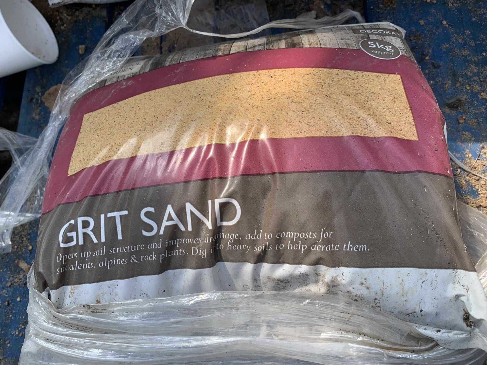 SIXTEEN 5KG BAGS OF GRIT SAND NO VAT