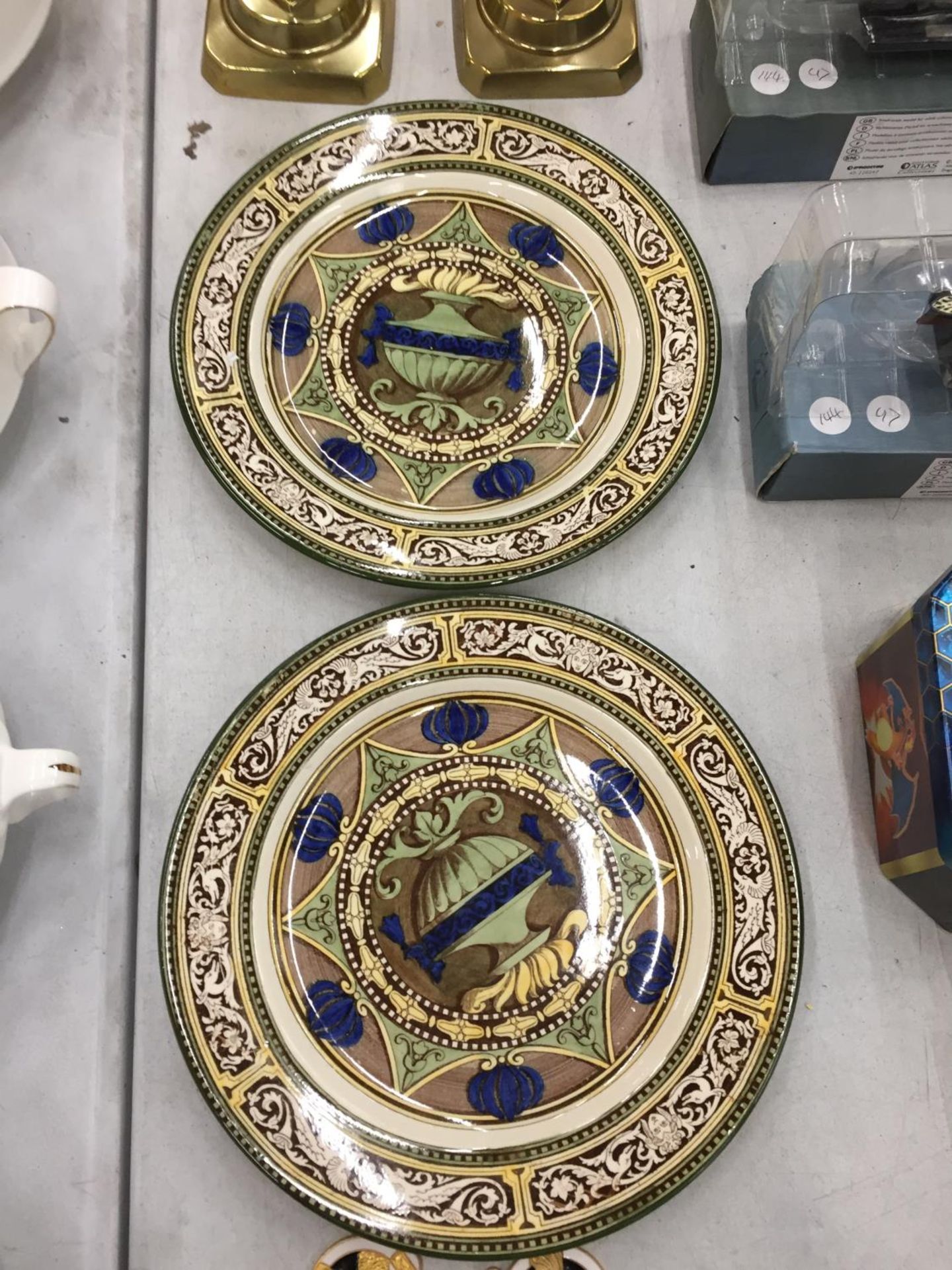 A PAIR OF VICTORIAN CABINET PLATES