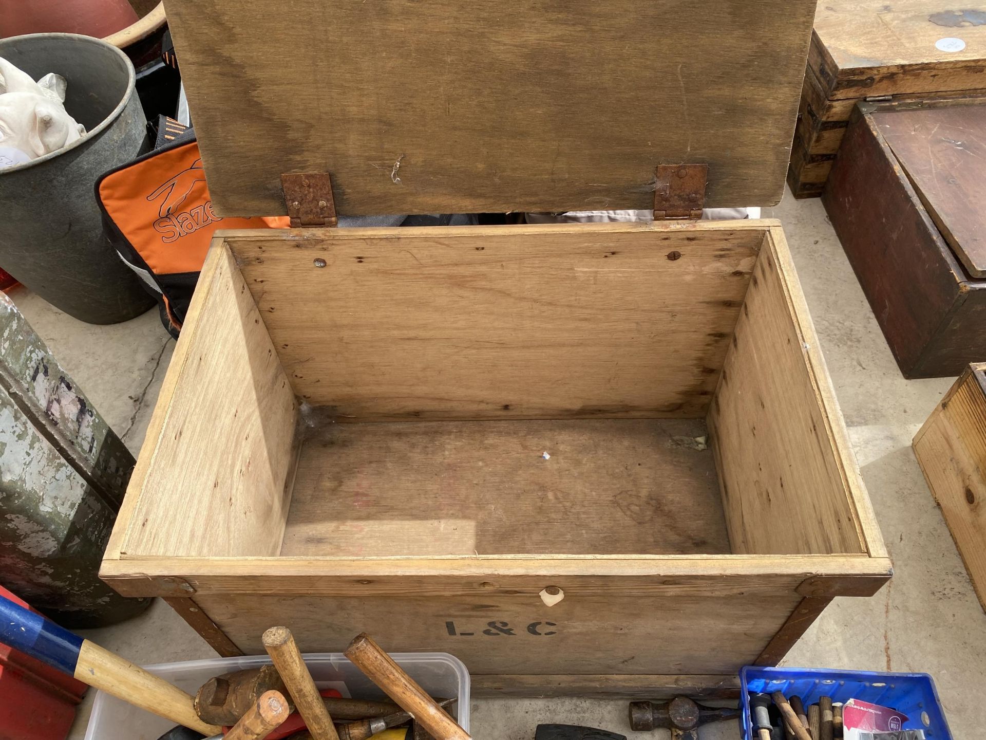 A WOODEN BOX OF ASSORTED VINTAGE HAND TOOLS, MALLETS ETC - Image 4 of 4