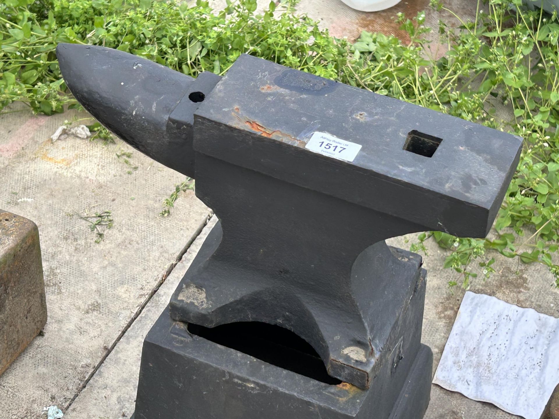 A SMALL VINTAGE CAST IRON BLACKSMITHS ANVIL AND CAST IRON STAND (ANVIL H:21CM L:39CM STAND H:21CM) - Image 2 of 4