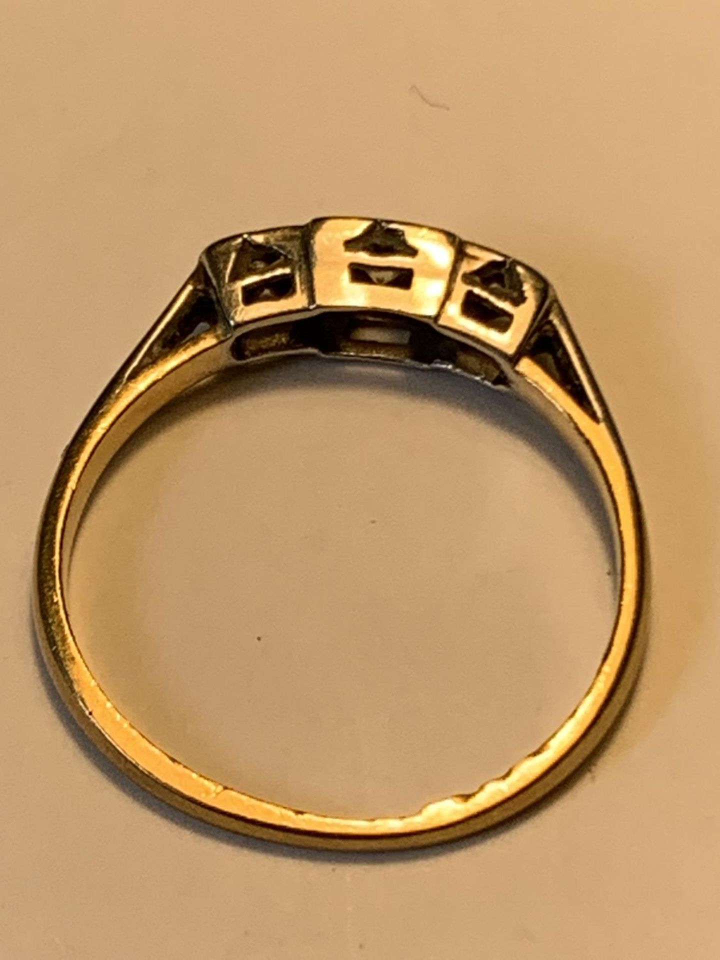AN 18 CARAT GOLD RING WITH THREE IN LINE DIAMONDS SIZE M/N - Image 4 of 4