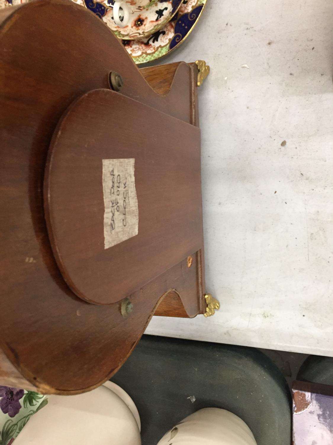 A LARGE VINTAGE MAHOGANY CASED MANTLE CLOCK WITH BRASS FEET HEIGHT 33CM - Image 5 of 5