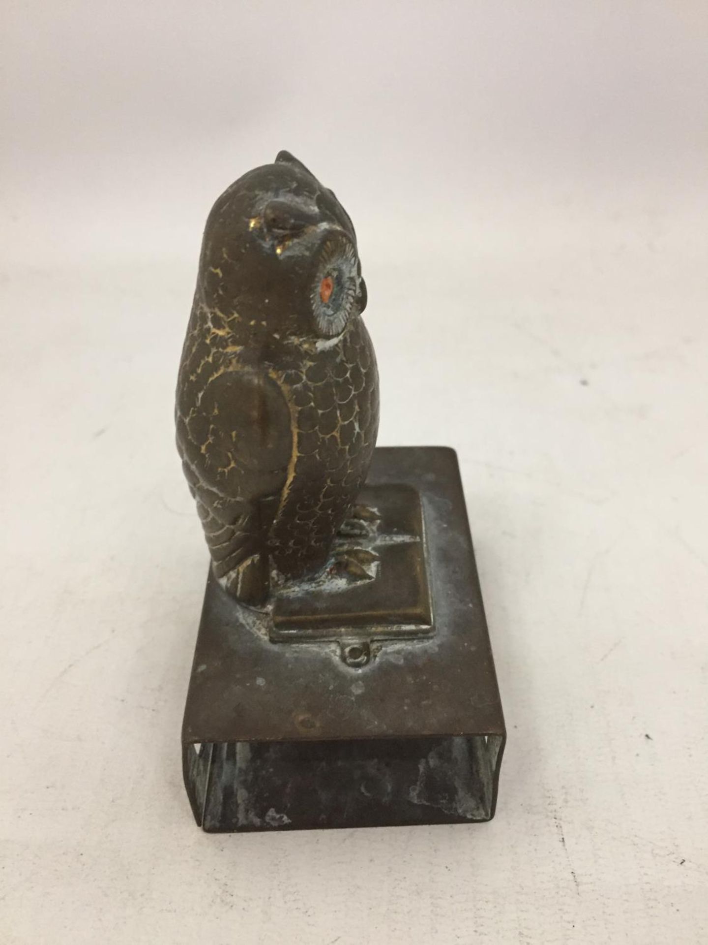A VINTAGE BRASS MATCHBOX HOLDER WITH A BRASS OWL FIGURE ON TOP - Image 3 of 3
