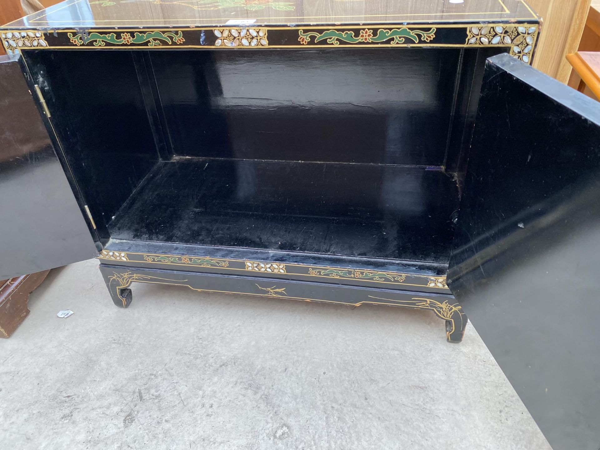 A MODERN TWO DOOR SIDE CABINET WITH APPLIED AND PAINTED CHINOISERIE DECORATION, 30" WIDE - Image 8 of 8