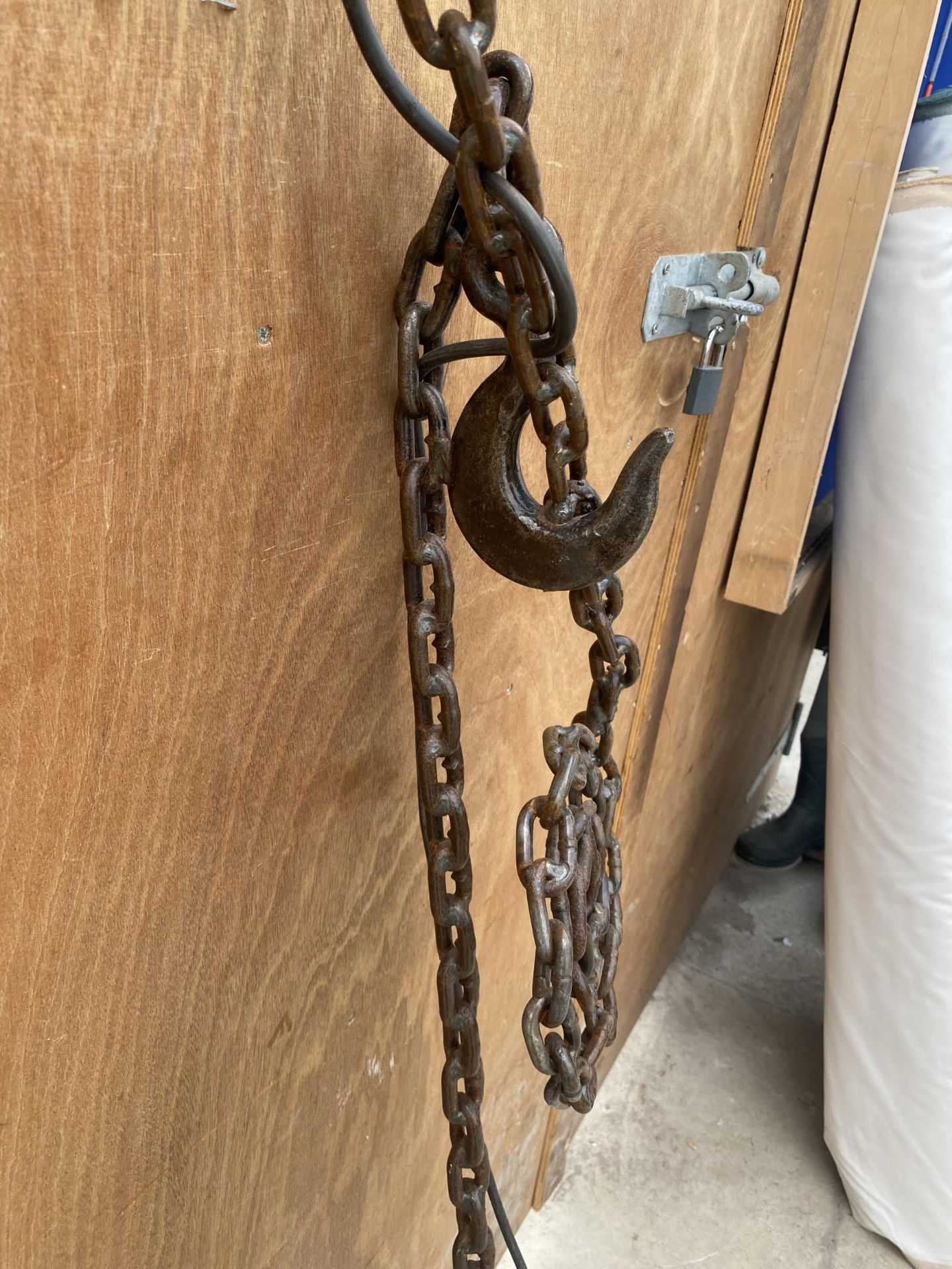 A VINTAGE STYLE CHAIN DESIGN LAMP/SIGN BRACKET - Image 5 of 6