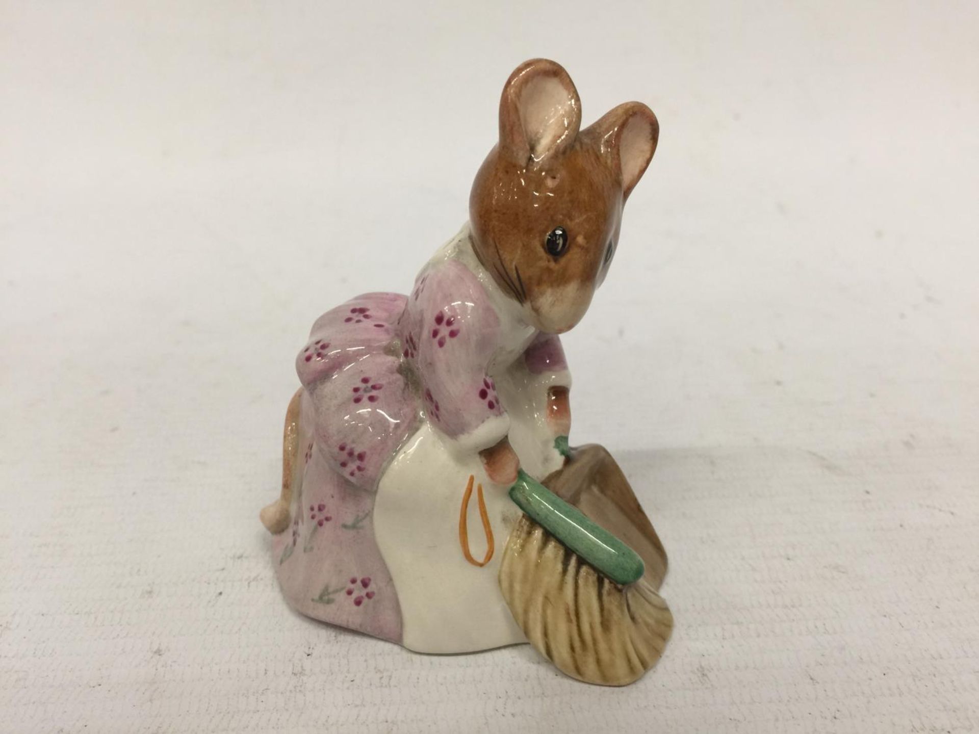 FIVE BESWICK BEATRIX POTTER FIGURES TO INCLUDE HUNCA MUNCA SWEEPING, GOODY TIPTOES, MISS MOPPET, MRS - Image 6 of 11