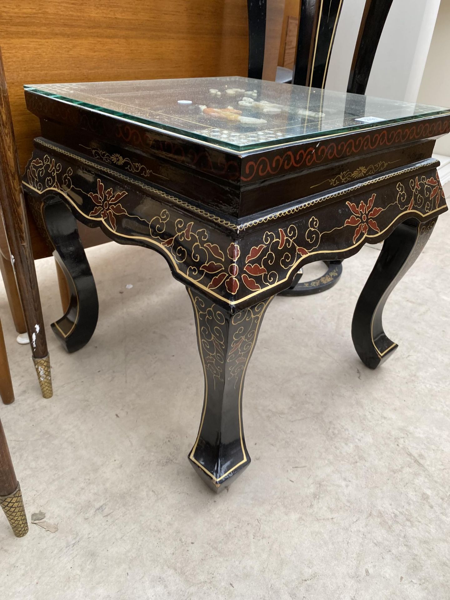 A MODERN LAMP TABLE WITH APPLIED AND PAINTED CHINOISERIE DECORATION AND GLASS TOP, 18" SQUARE - Image 2 of 3