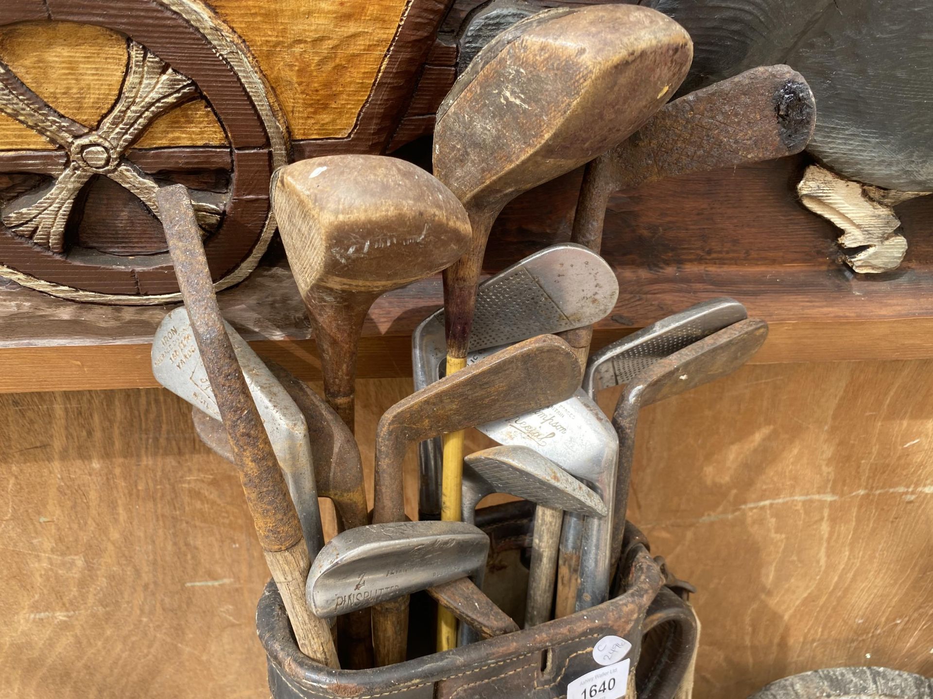 A SET OF VINTAGE WOODEN AND FURTHER GOLF CLUBS - Image 3 of 4