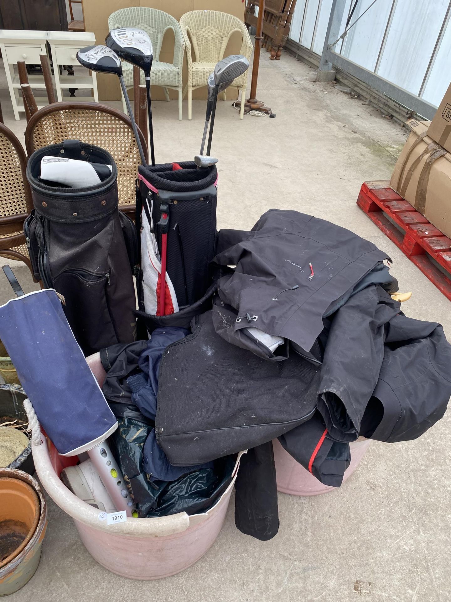 A MIXED LOT OF GOLFING AND FURTHER ITEMS, CALLAWAY CLUBS ETC