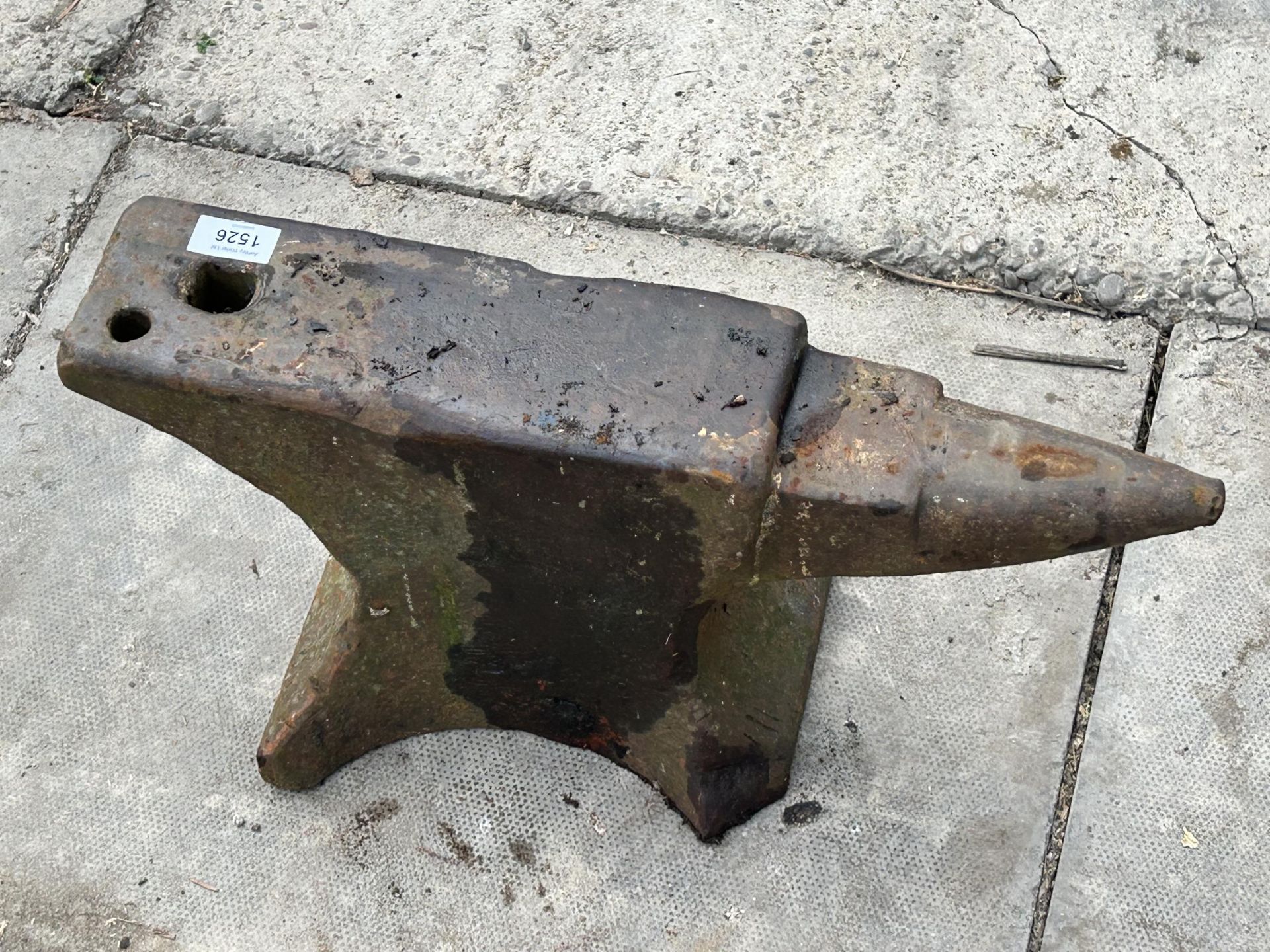 A SMALL VINTAGE CAST IRON BLACKSMITHS ANVIL (H:23CM L:51CM) - Image 4 of 4