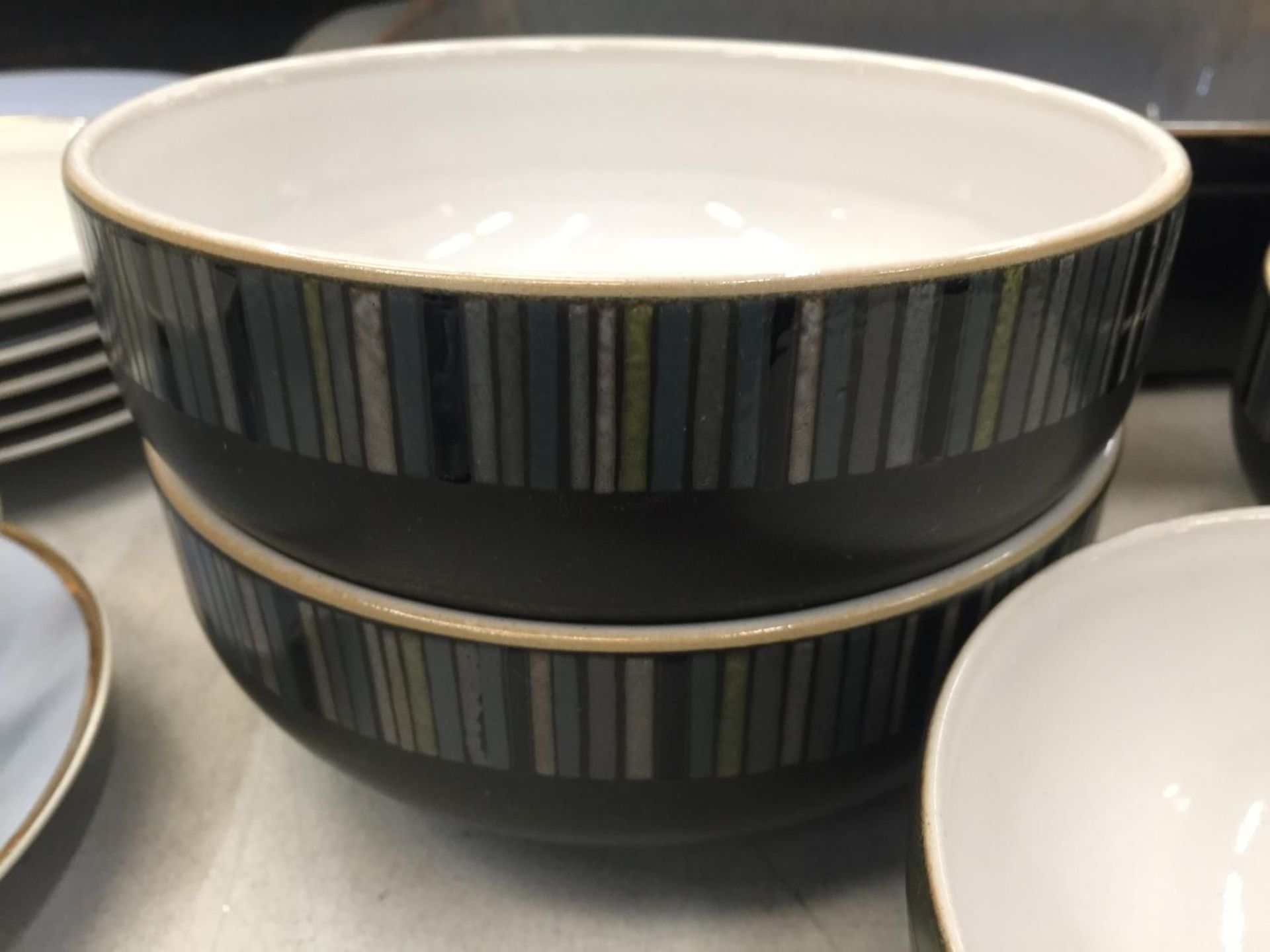 A LARGE QUANTITY OF DENBY 'JET STRIPES' DINNER WARE TO INCLUDE VARIOUS SIZES OF PLATES, BOWLS, - Image 4 of 5