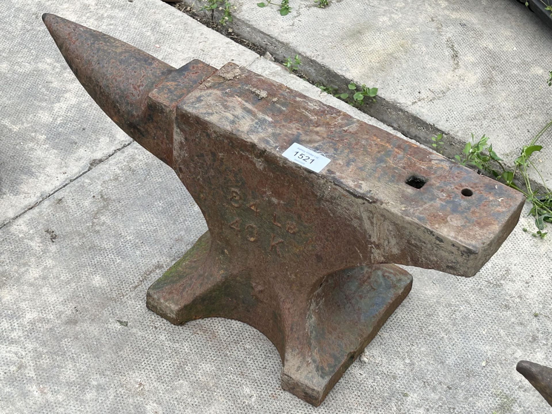 A SMALL VINTAGE CAST IRON BLACKSMITHS ANVIL (H:22CM L:51CM) - Image 2 of 4