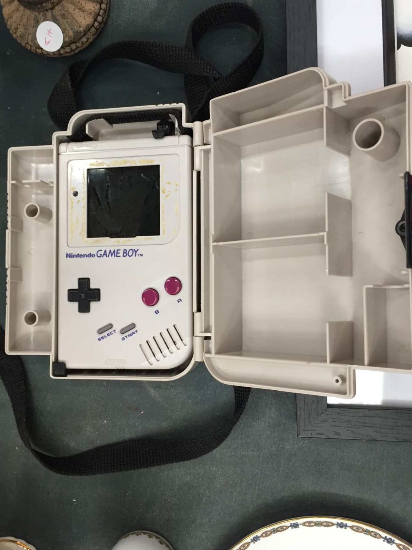 A VINTAGE NINTENDO IN A PLASTIC CARRY CASE - A/F - Image 3 of 4