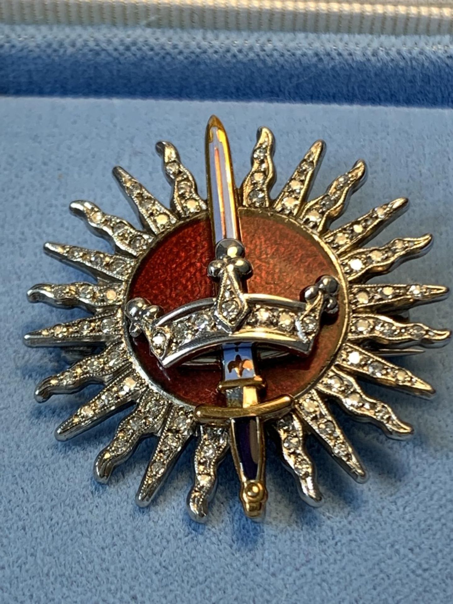 A GARRAD 9 CARAT WHITE, YELLOW GOLD AND ENAMEL BROOCH WITH THE IMPERIAL SOCIETY OF KNIGHTS - Image 2 of 5