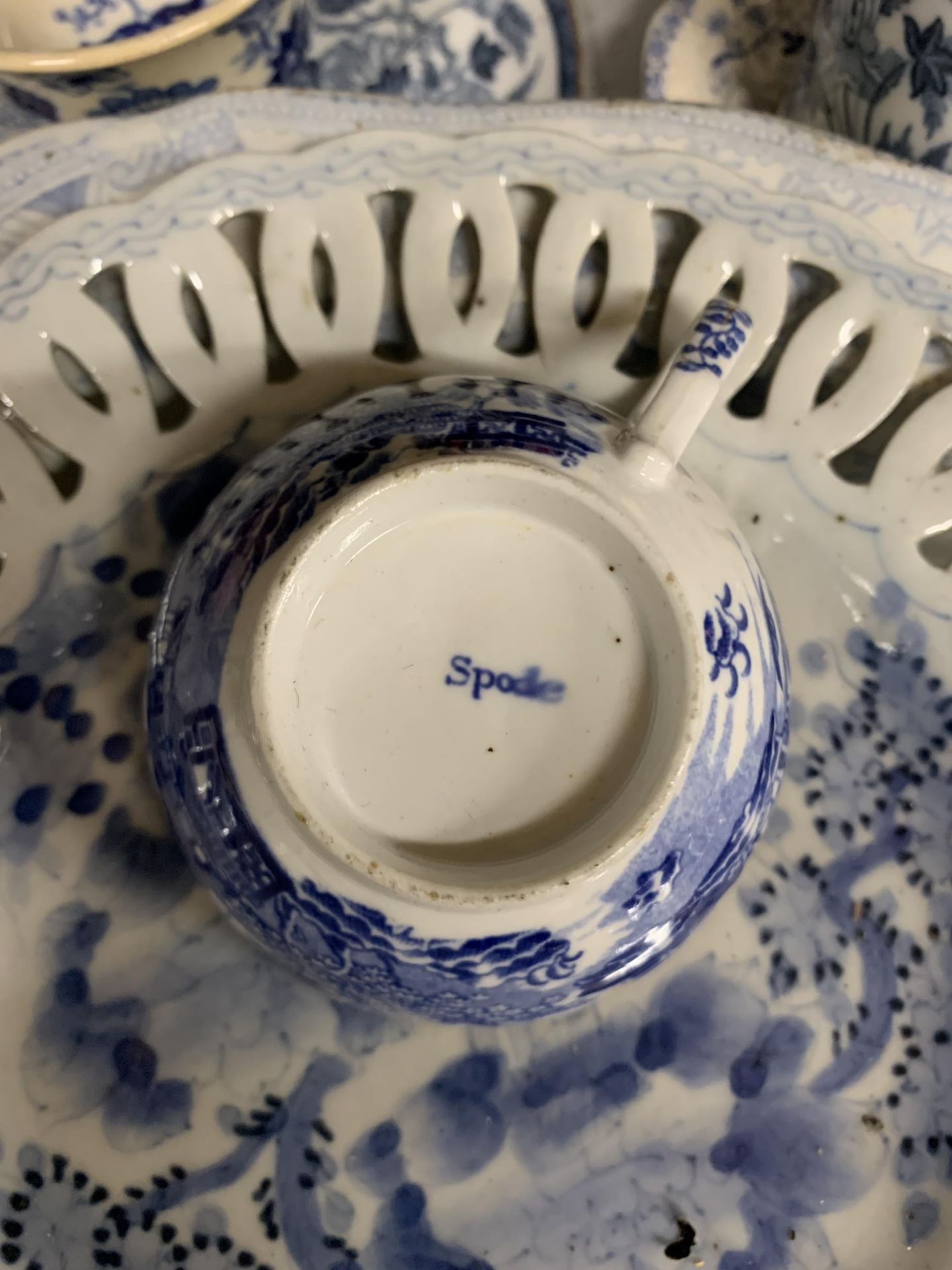 A COLLECTION OF 19TH CENTURY AND LATER BLUE AND WHITE CHINA, SPODE ETC - Image 5 of 5