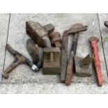 AN ASSORTMENT OF VINTAGE CAST IRON FORGING TOOLS