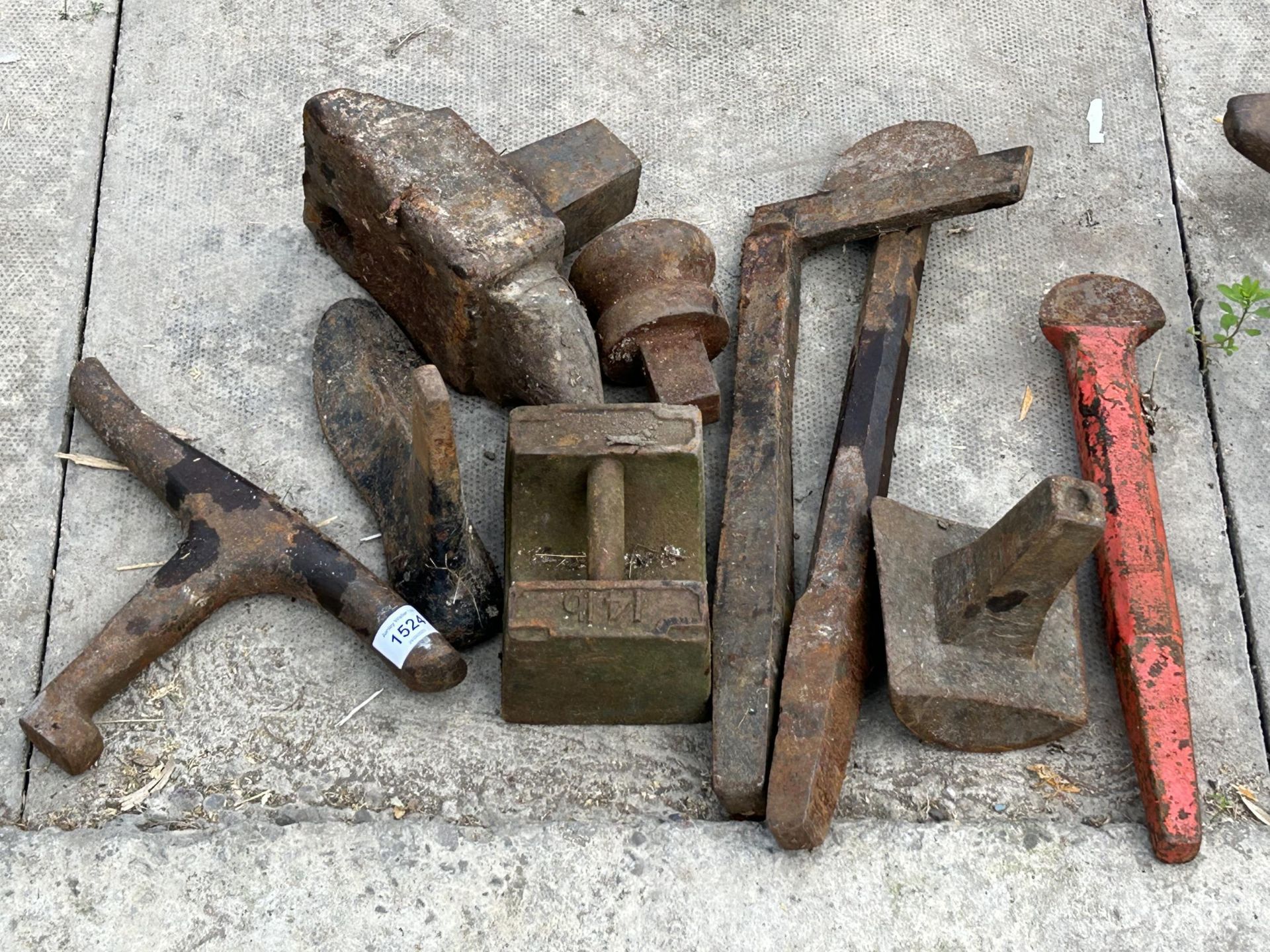 AN ASSORTMENT OF VINTAGE CAST IRON FORGING TOOLS