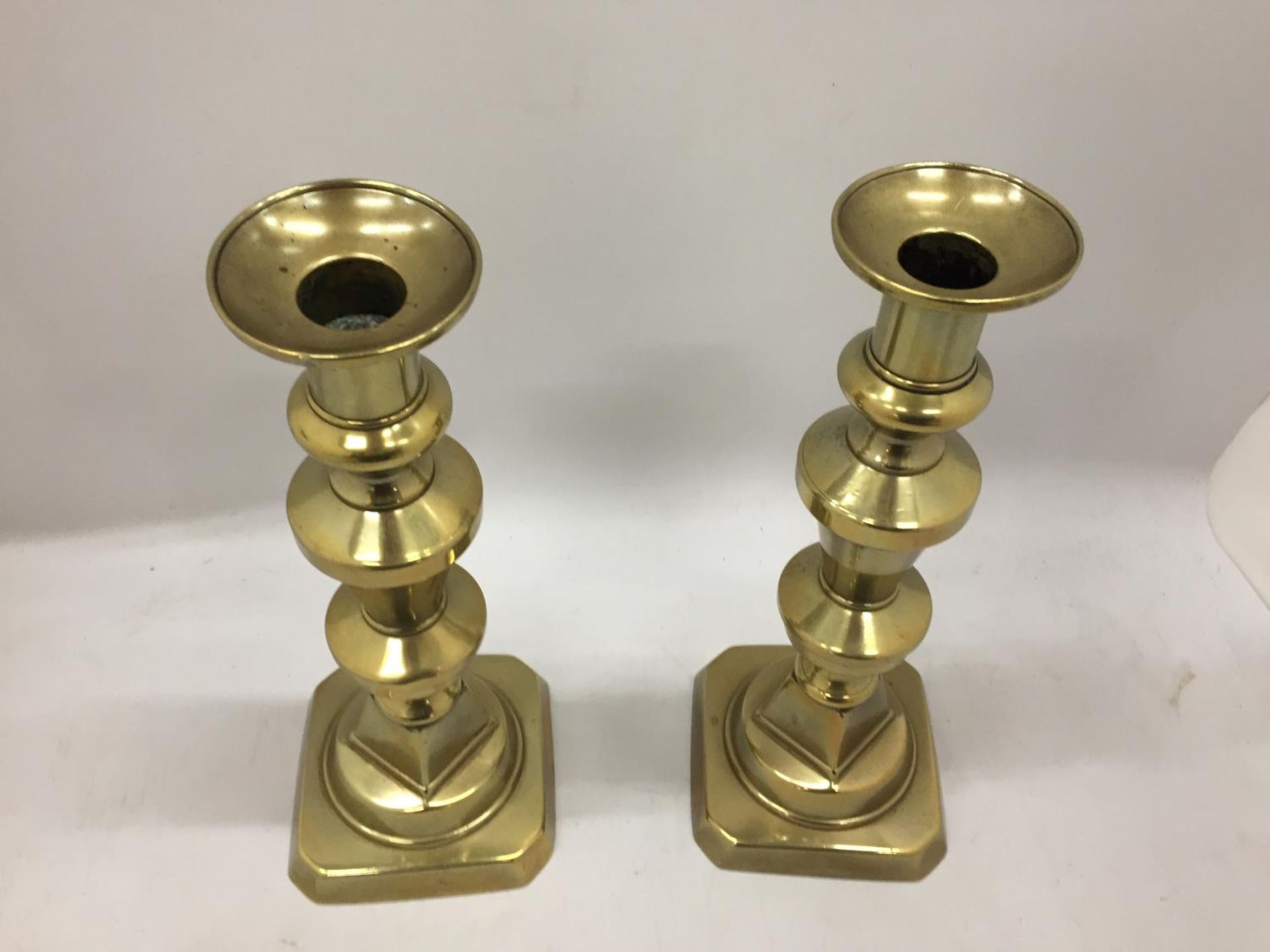 A PAIR OF BRASS CANDLESTICKS HEIGHT 26.5CM - Image 2 of 4
